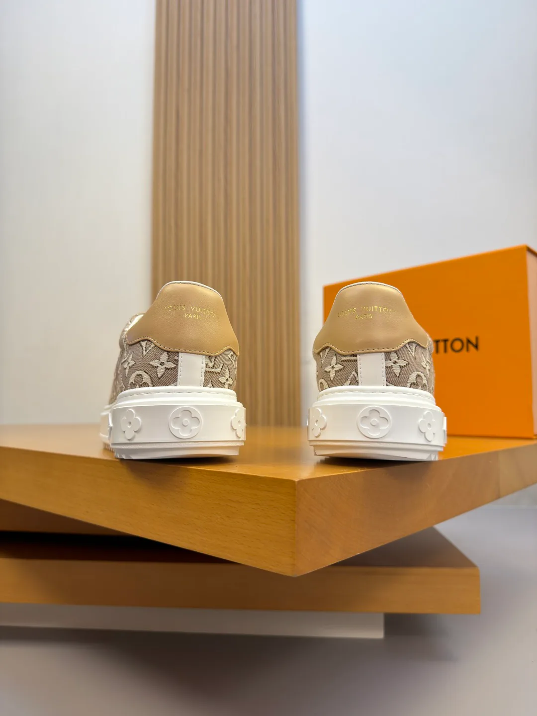 Кроссовки Женские Louis Vuitton 17368526
