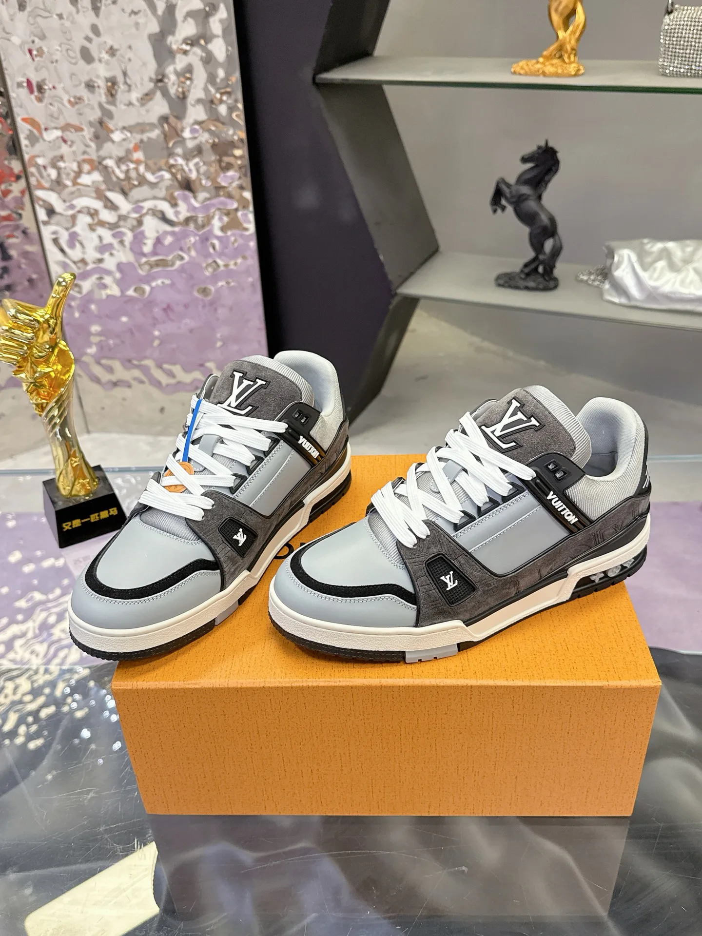 Кроссовки Женские Louis Vuitton 17930926