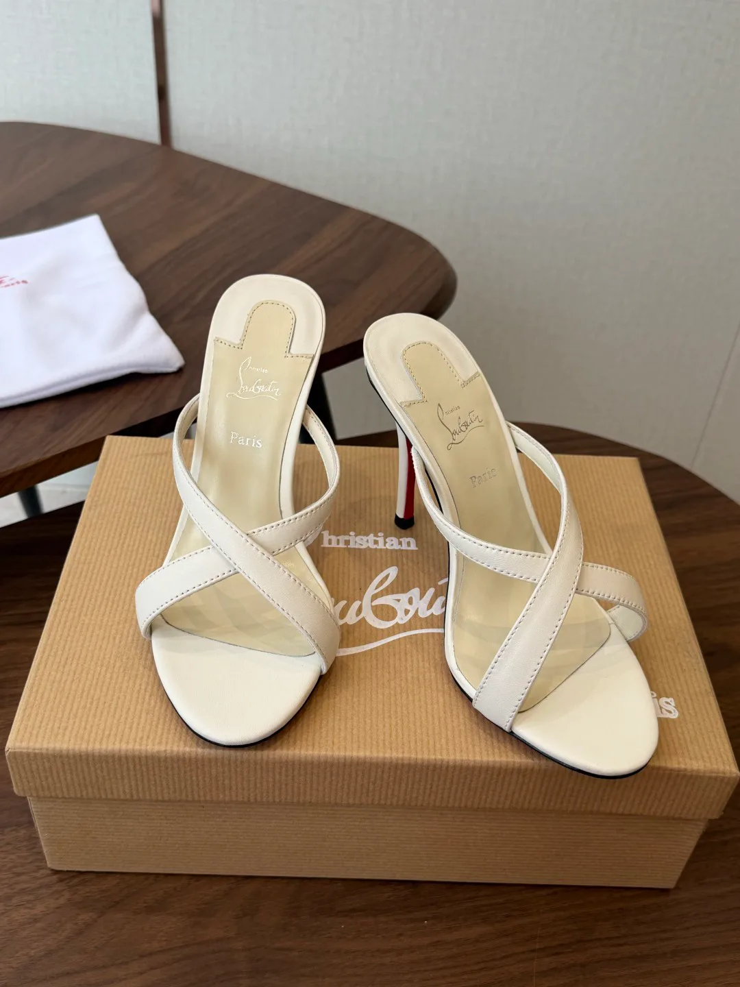 Босоножки Женские Christian Louboutin 18183090
