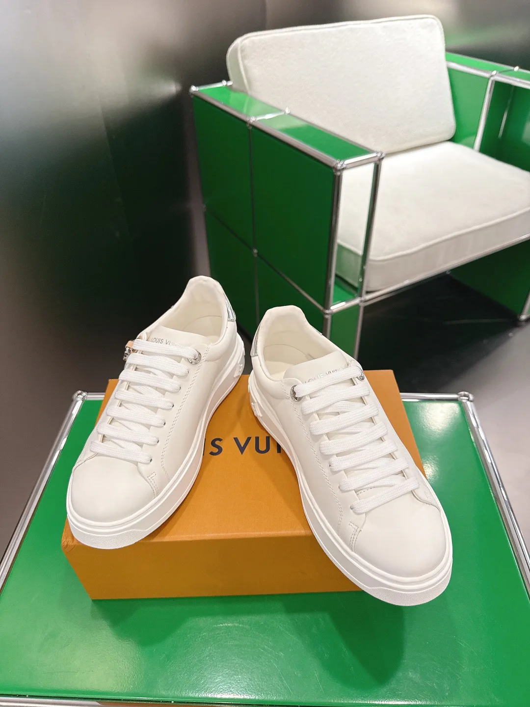 Кроссовки Женские Louis Vuitton 18702930