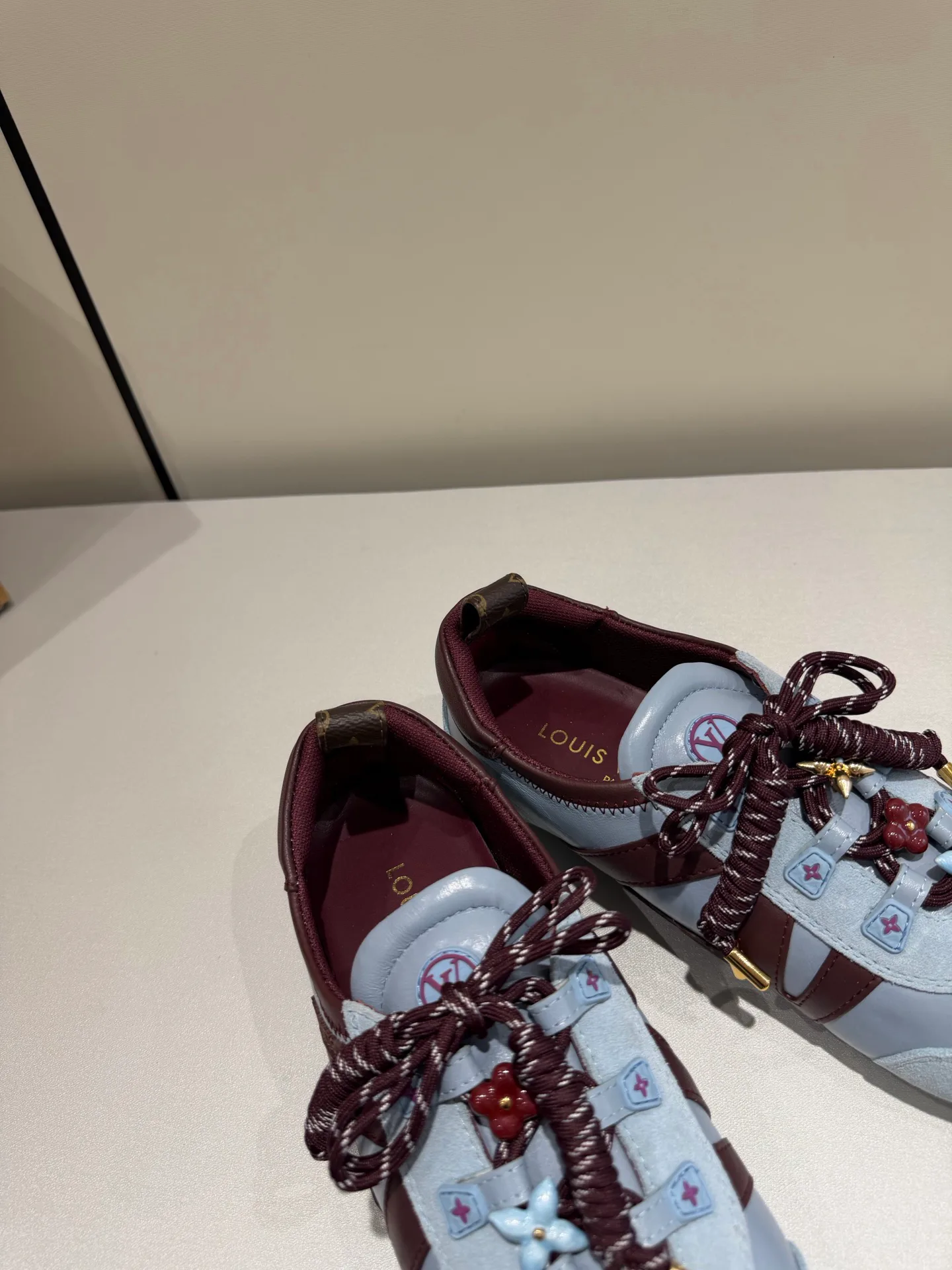 Кроссовки Женские Louis Vuitton 17934902
