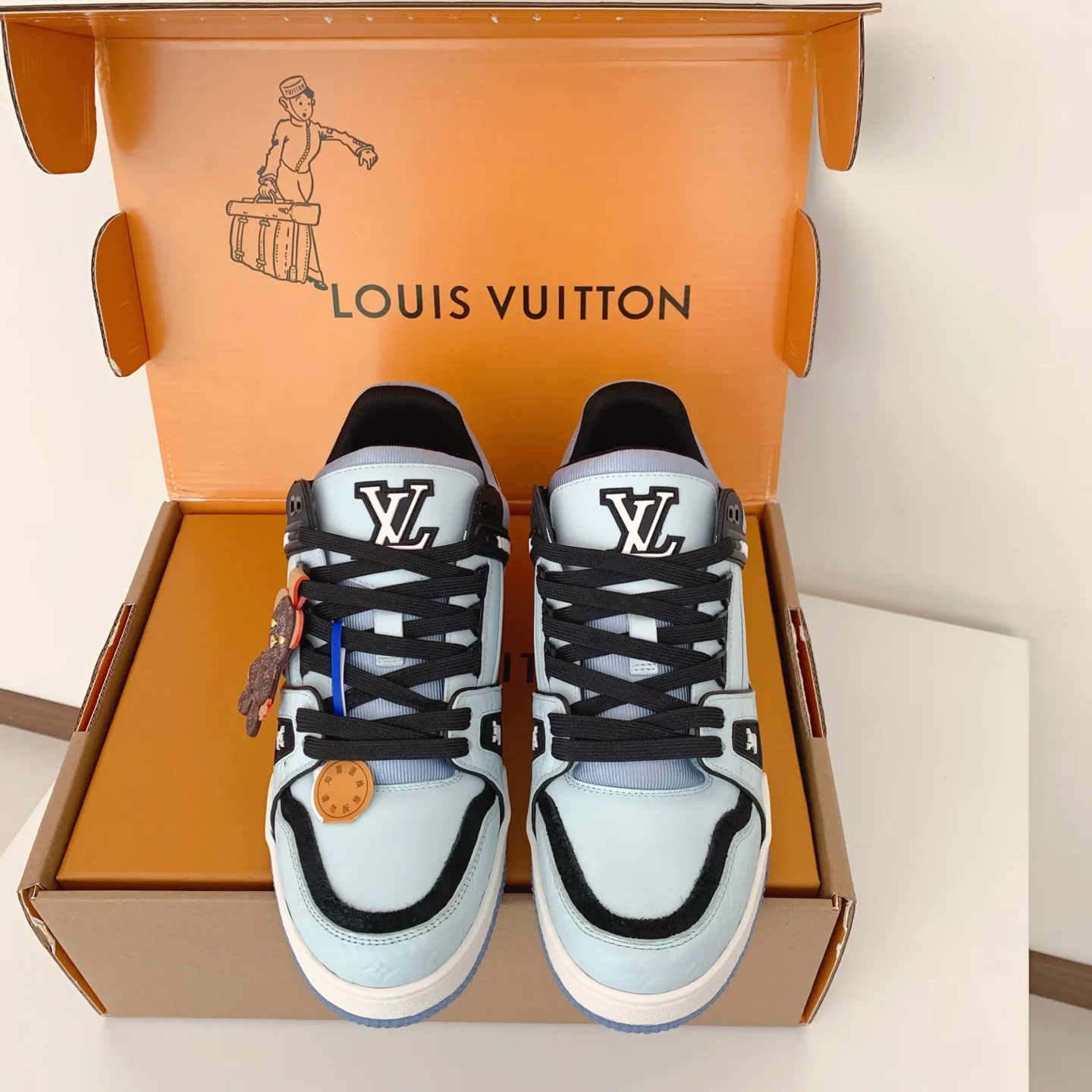 Кроссовки Женские Louis Vuitton 18258380