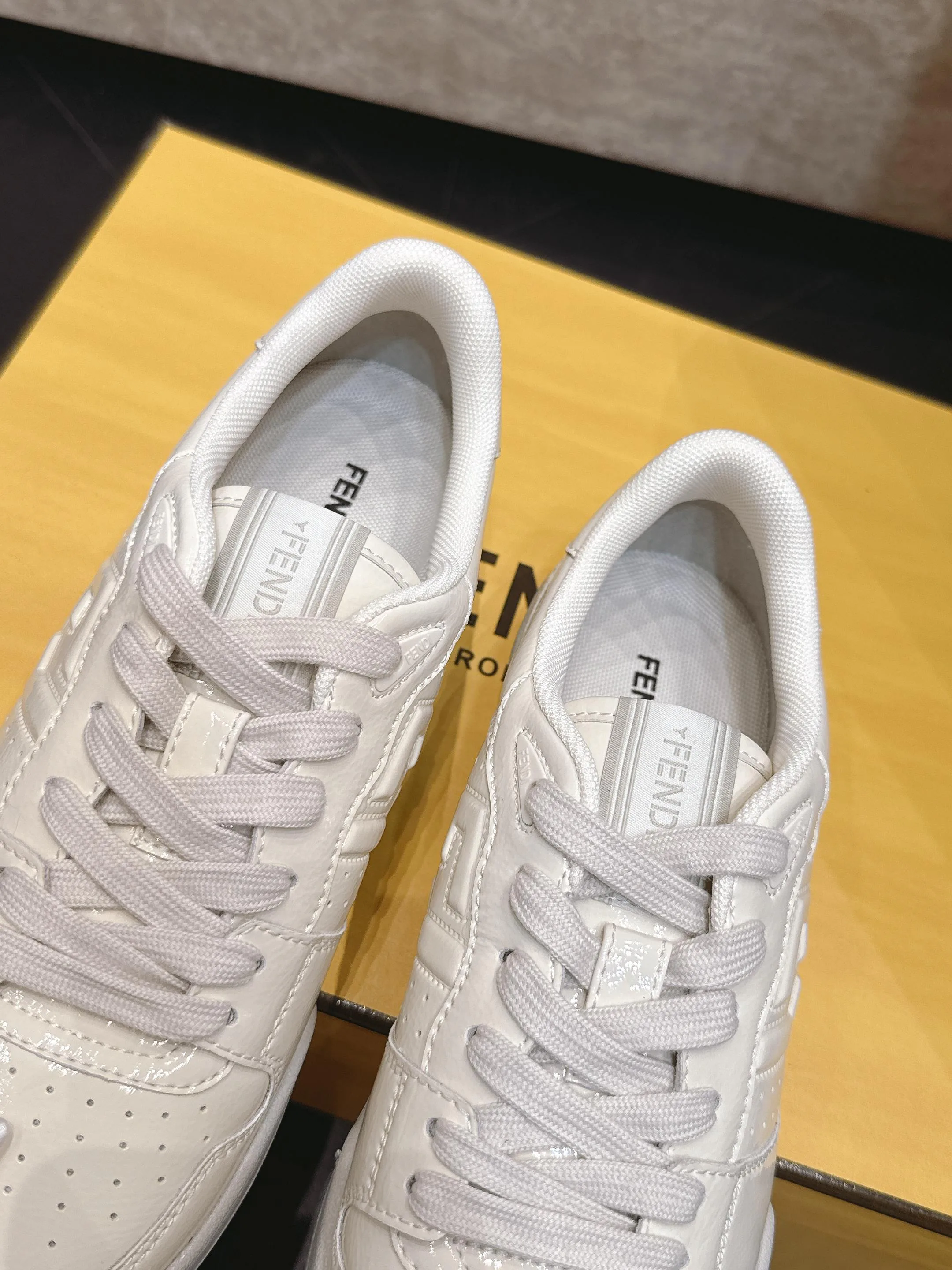 Кроссовки Женские Fendi 17682039