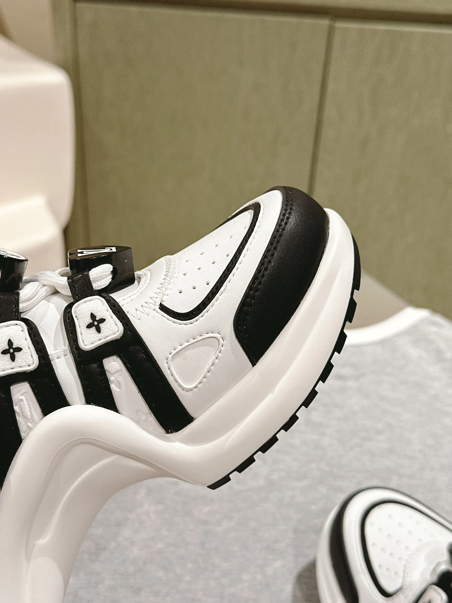 Кроссовки Женские Louis Vuitton 10840479