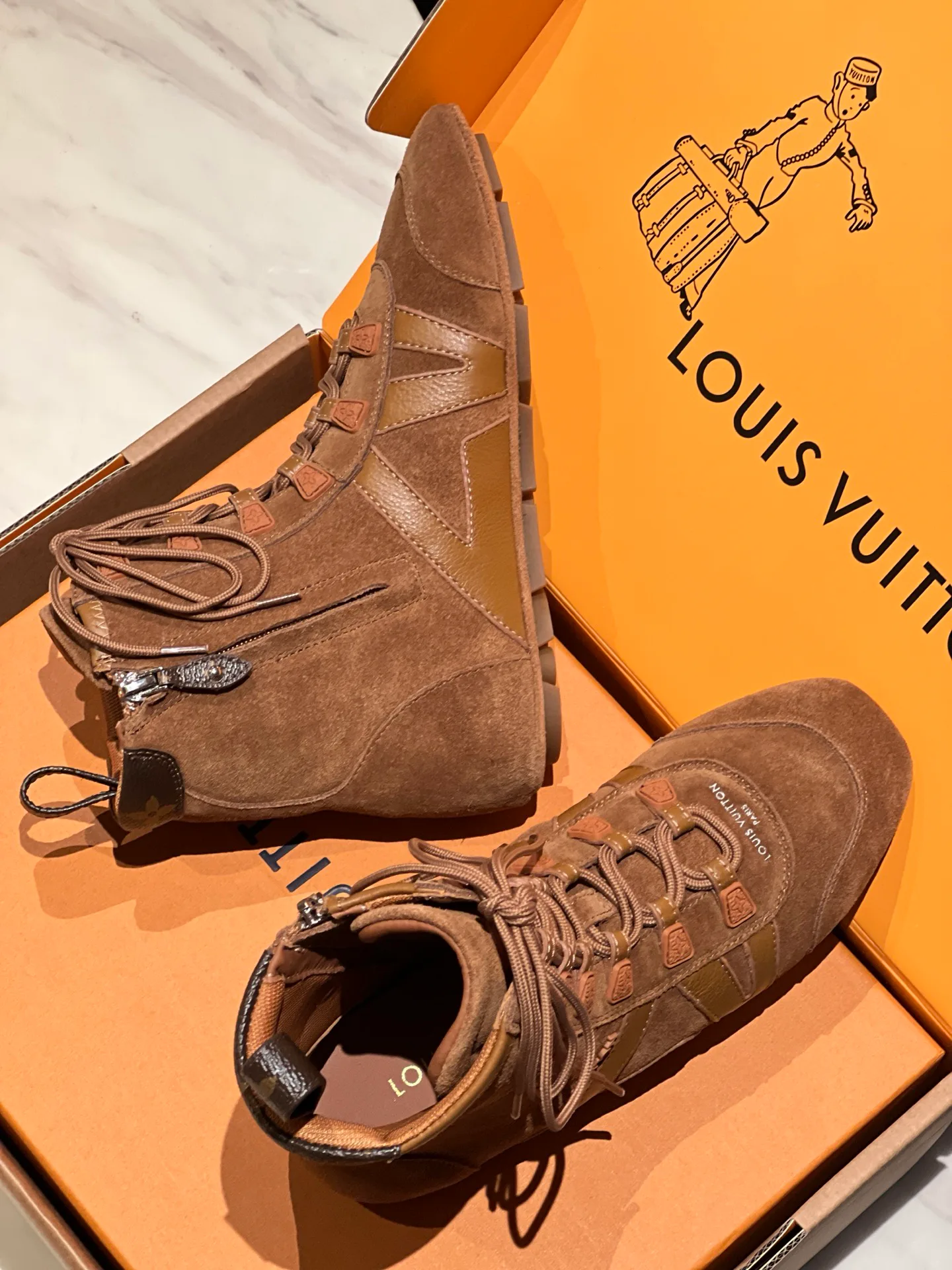 Кроссовки Женские Louis Vuitton 18194175