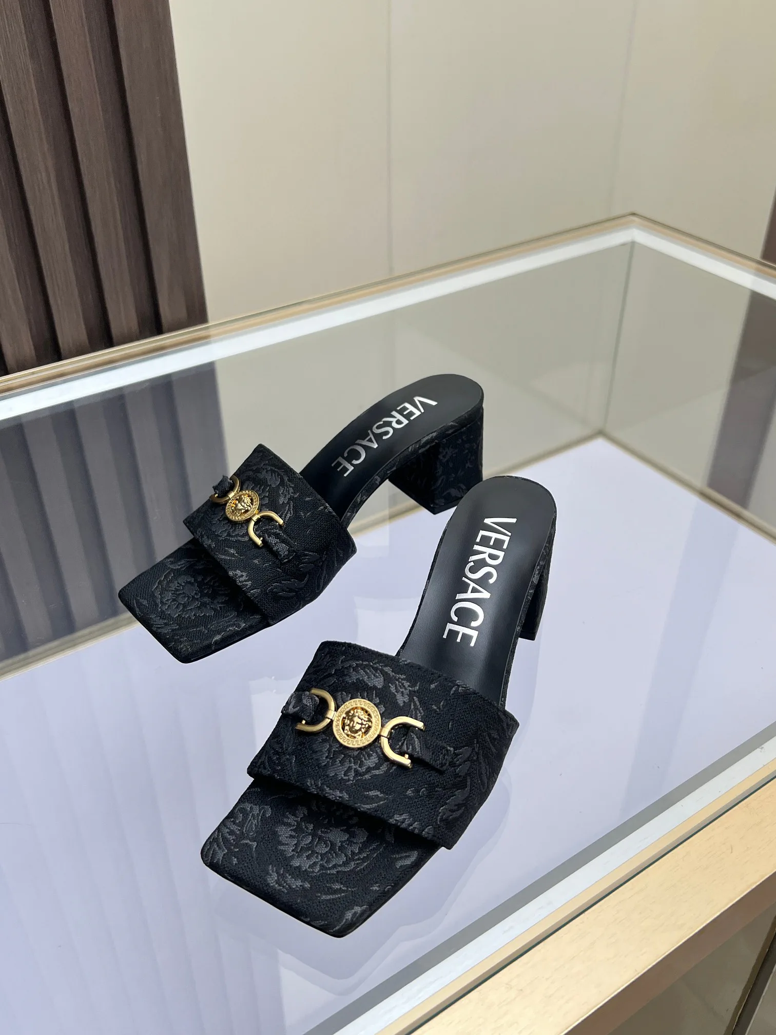 Босоножки Женские Versace 18198224