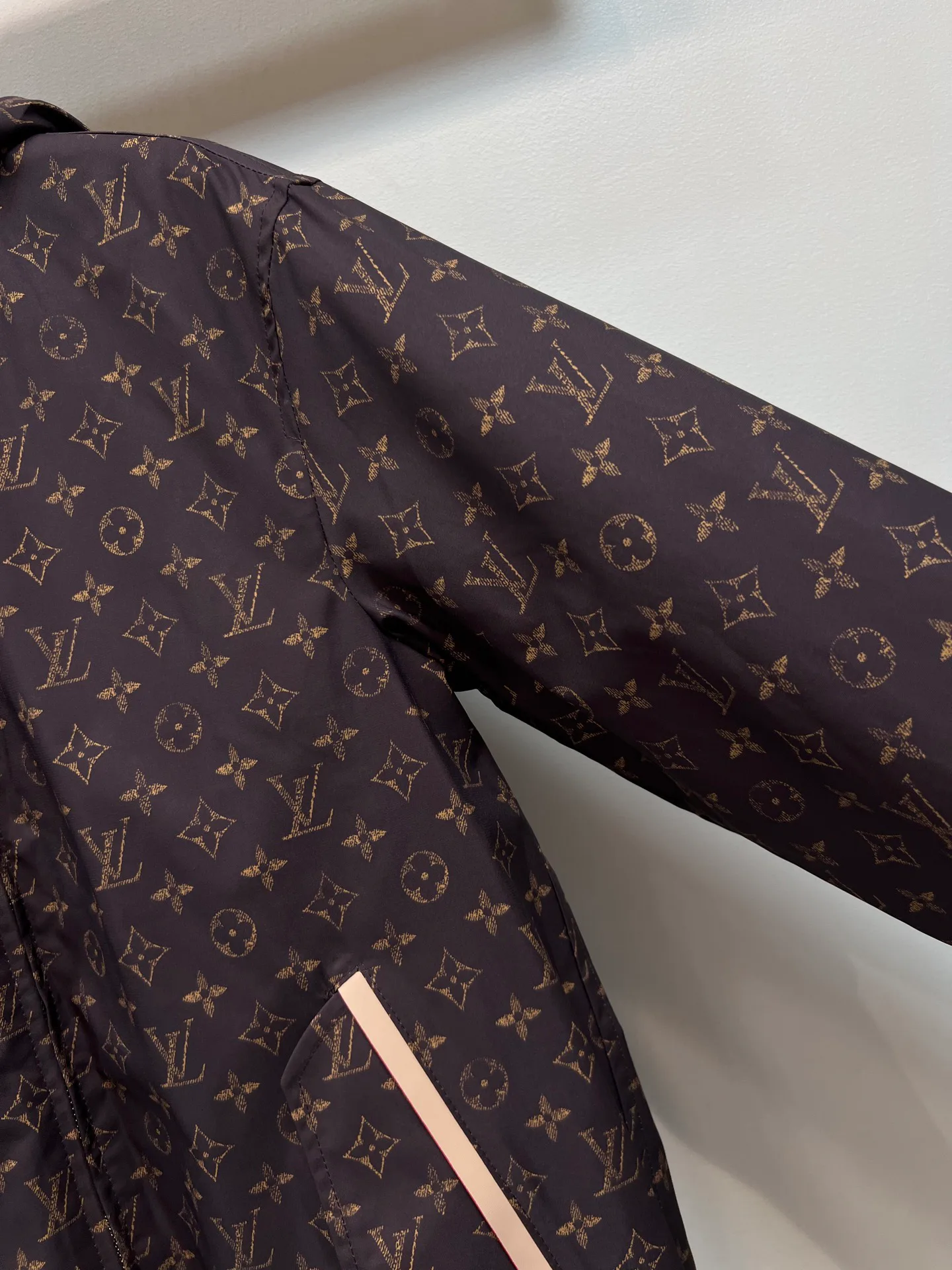 Куртки И Пуховики Женские Louis Vuitton 18408133