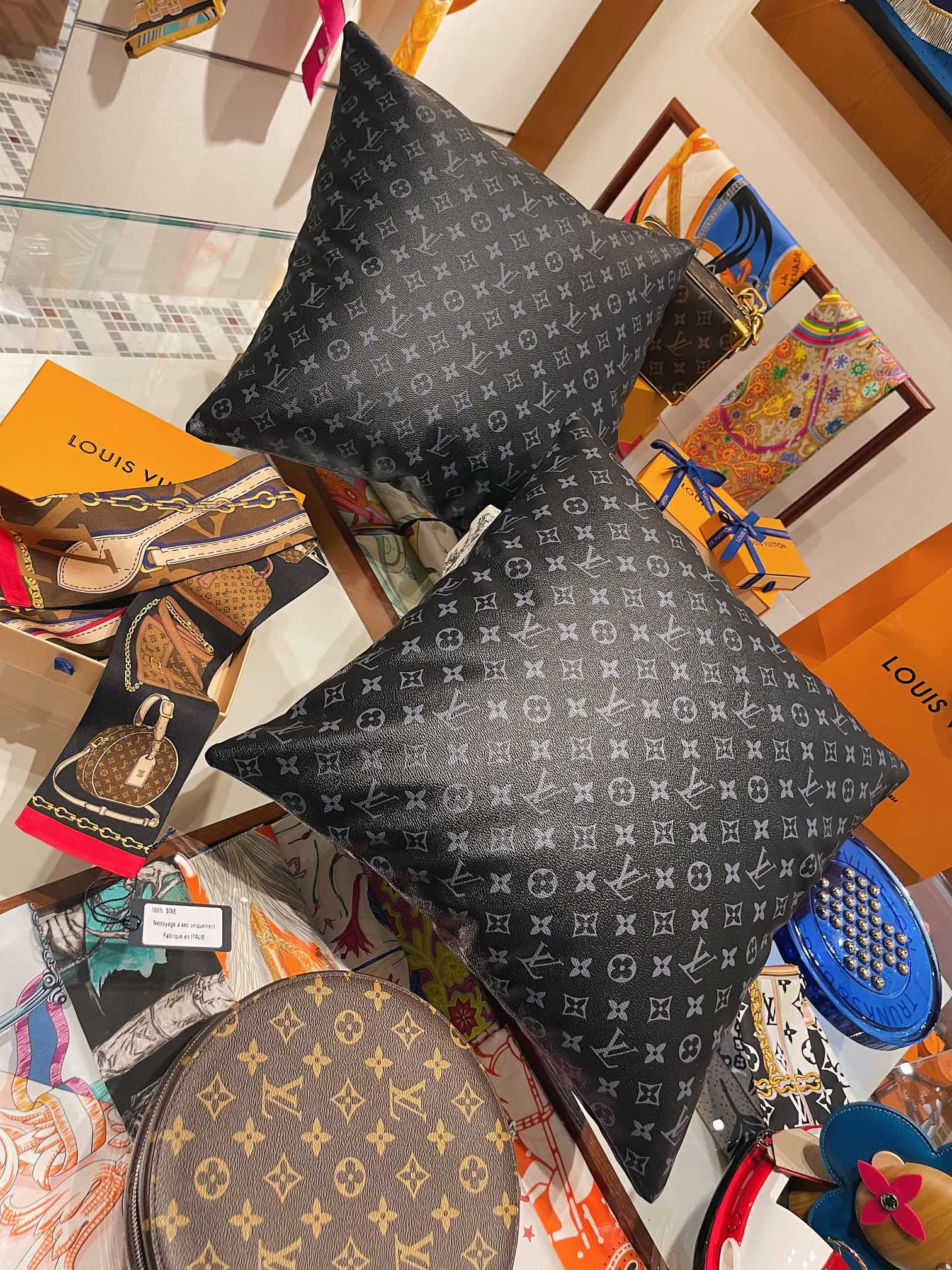 Текстиль Louis Vuitton 18222632