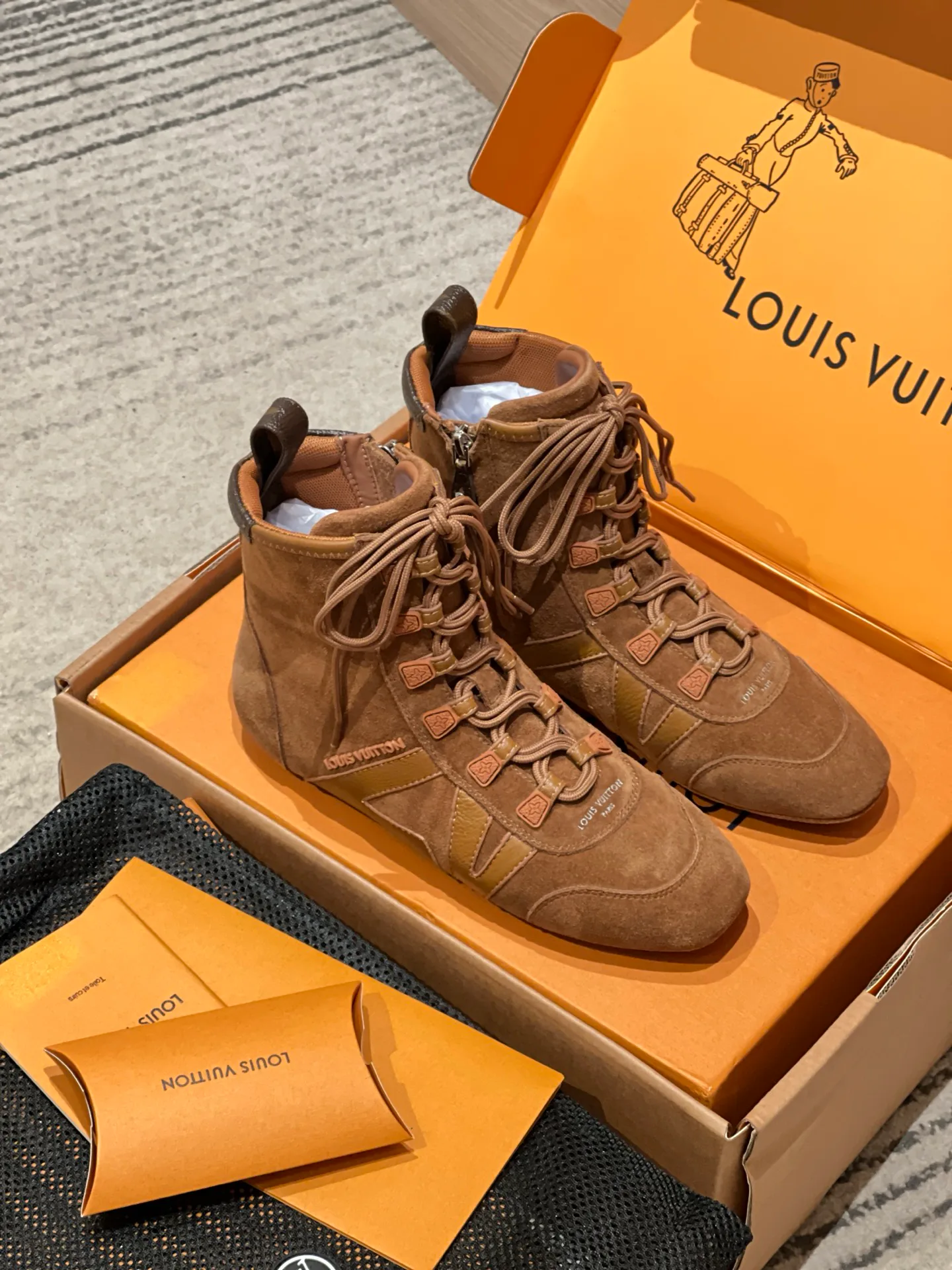 Кроссовки Женские Louis Vuitton 18194175