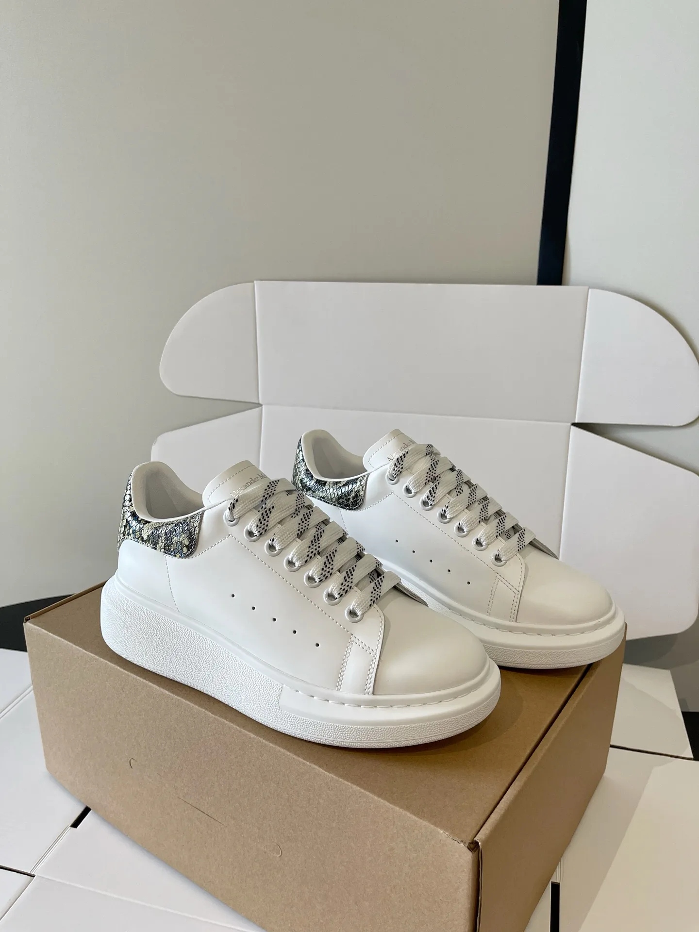 Кроссовки Женские Alexander Mcqueen 17898878