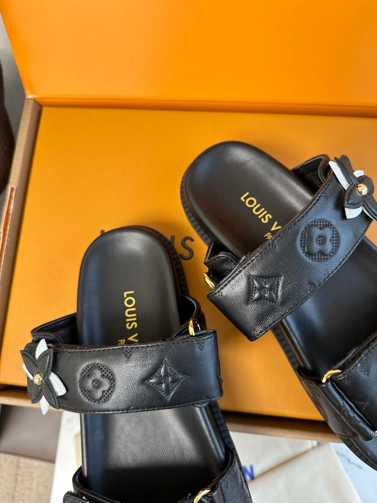 Шлепанцы Женские Louis Vuitton 23241