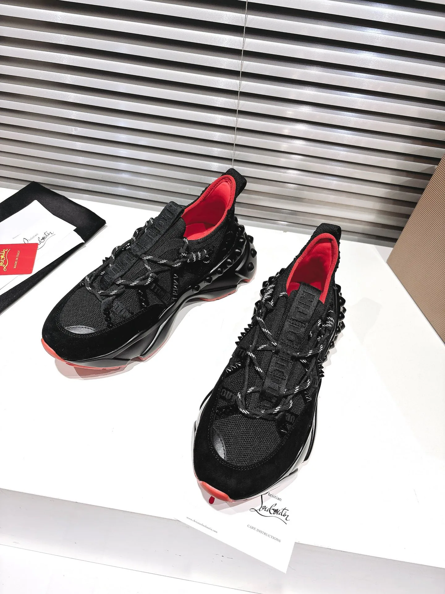 Кроссовки Женские Christian Louboutin 18835381