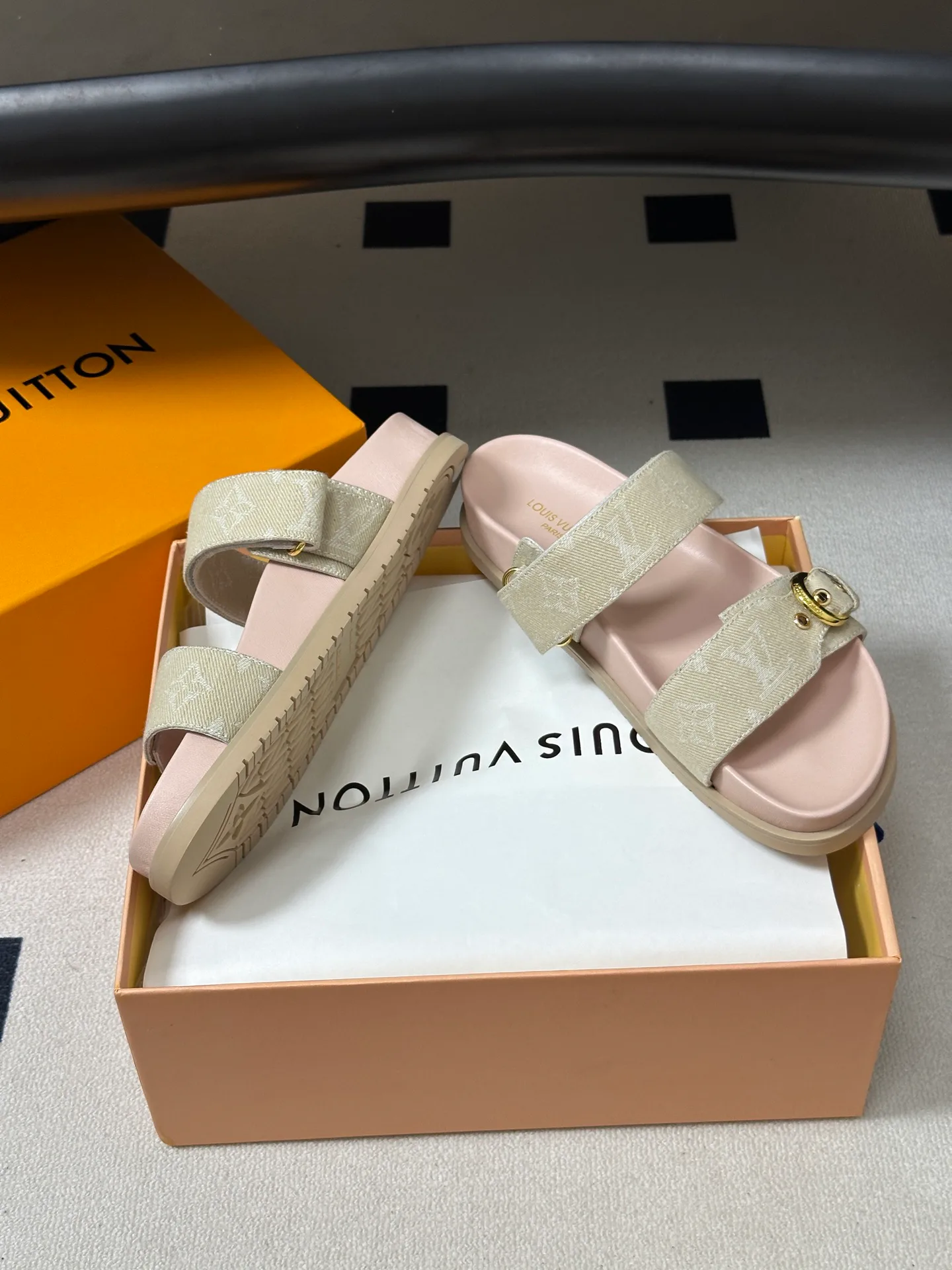 Шлепанцы Женские Louis Vuitton 18049598