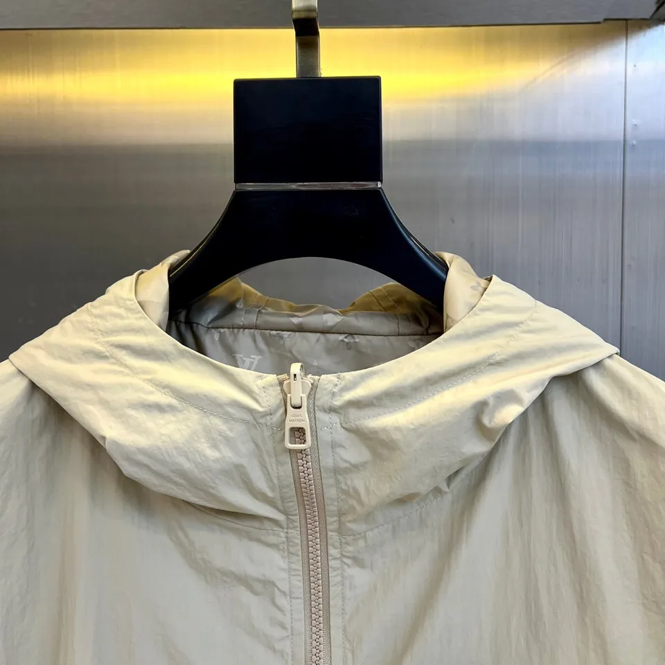 Куртки И Пуховики Женские Louis Vuitton 18416821