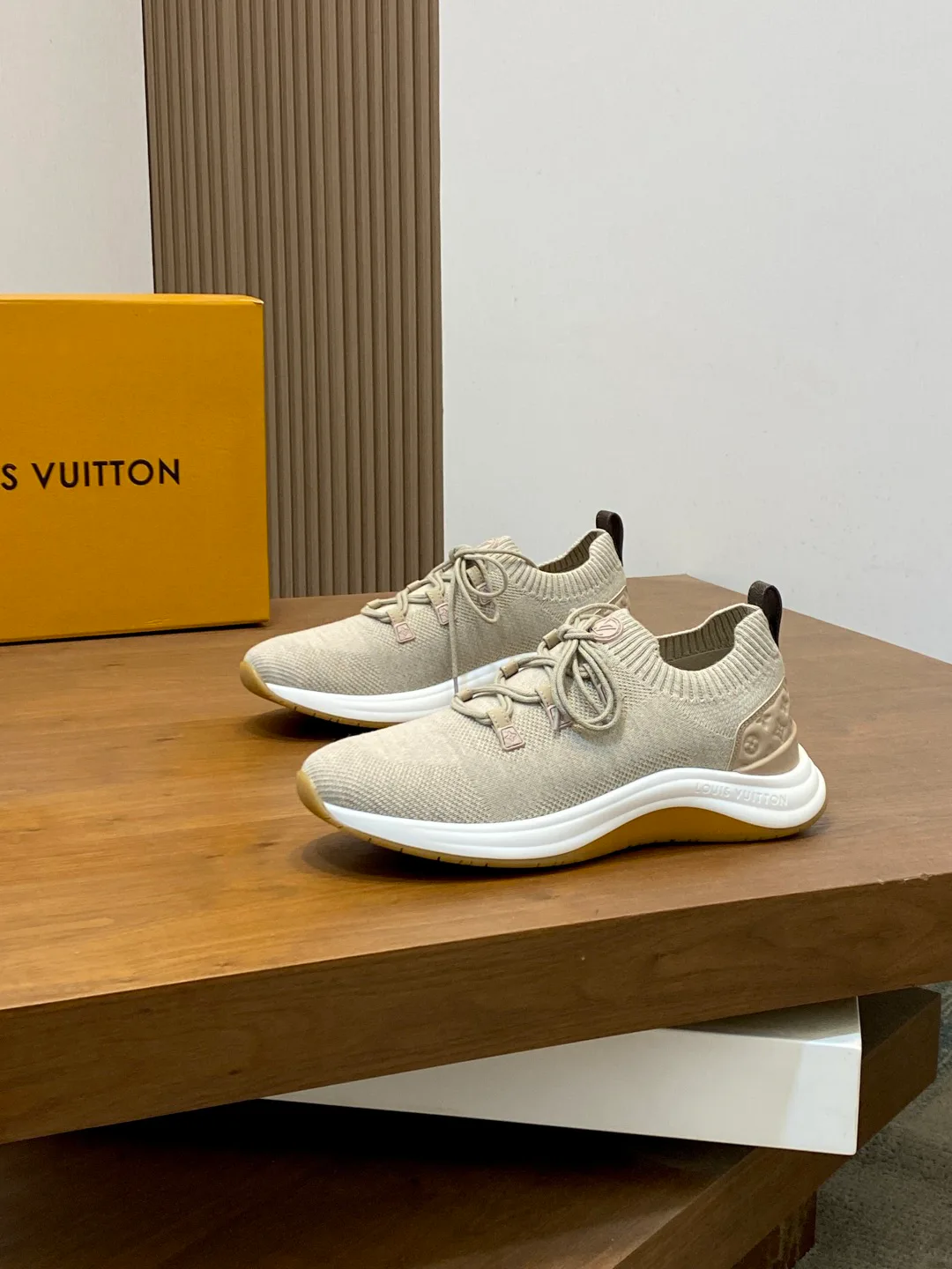 Кроссовки Женские Louis Vuitton 18749233