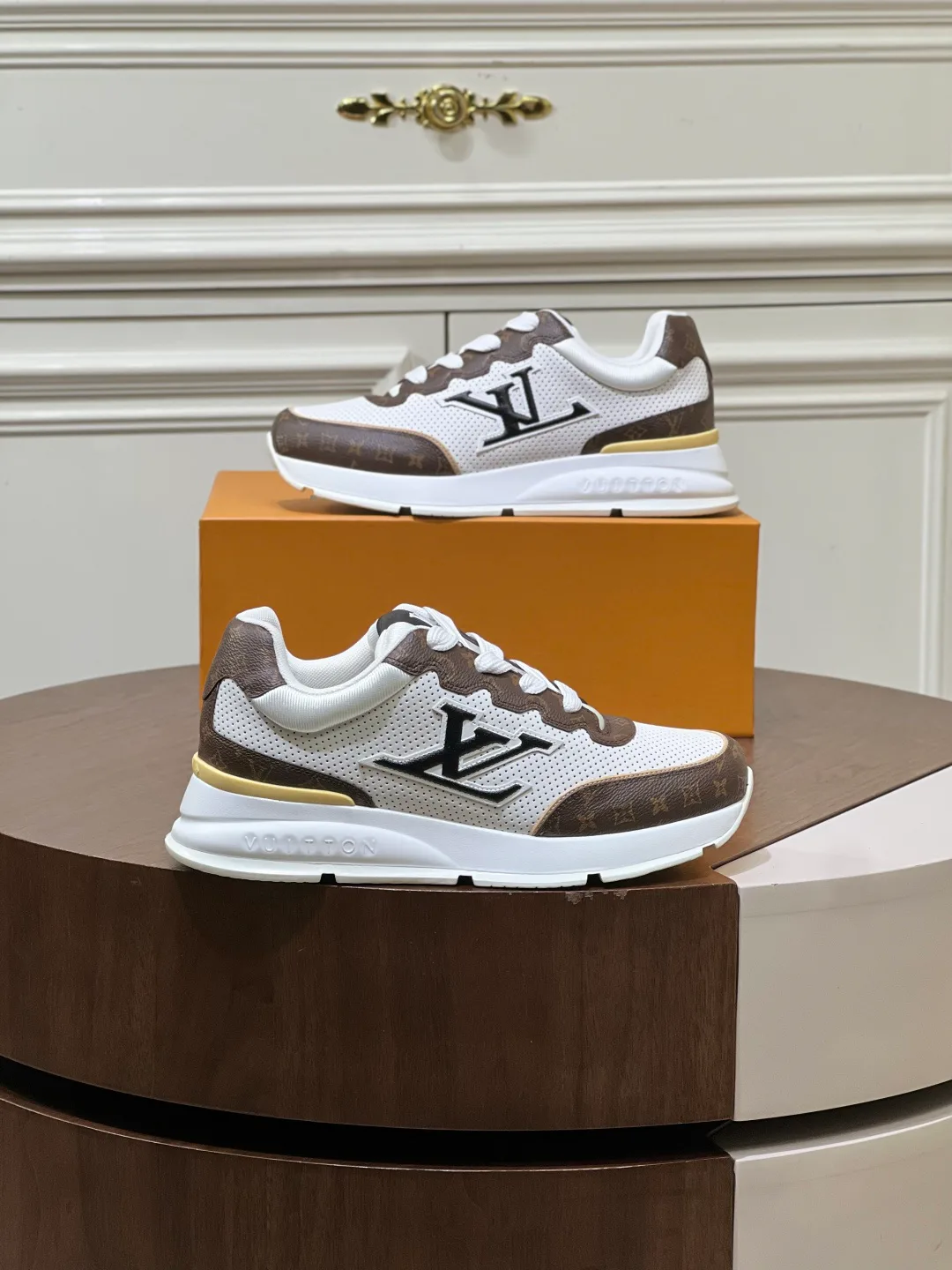 Кроссовки Женские Louis Vuitton 17460370