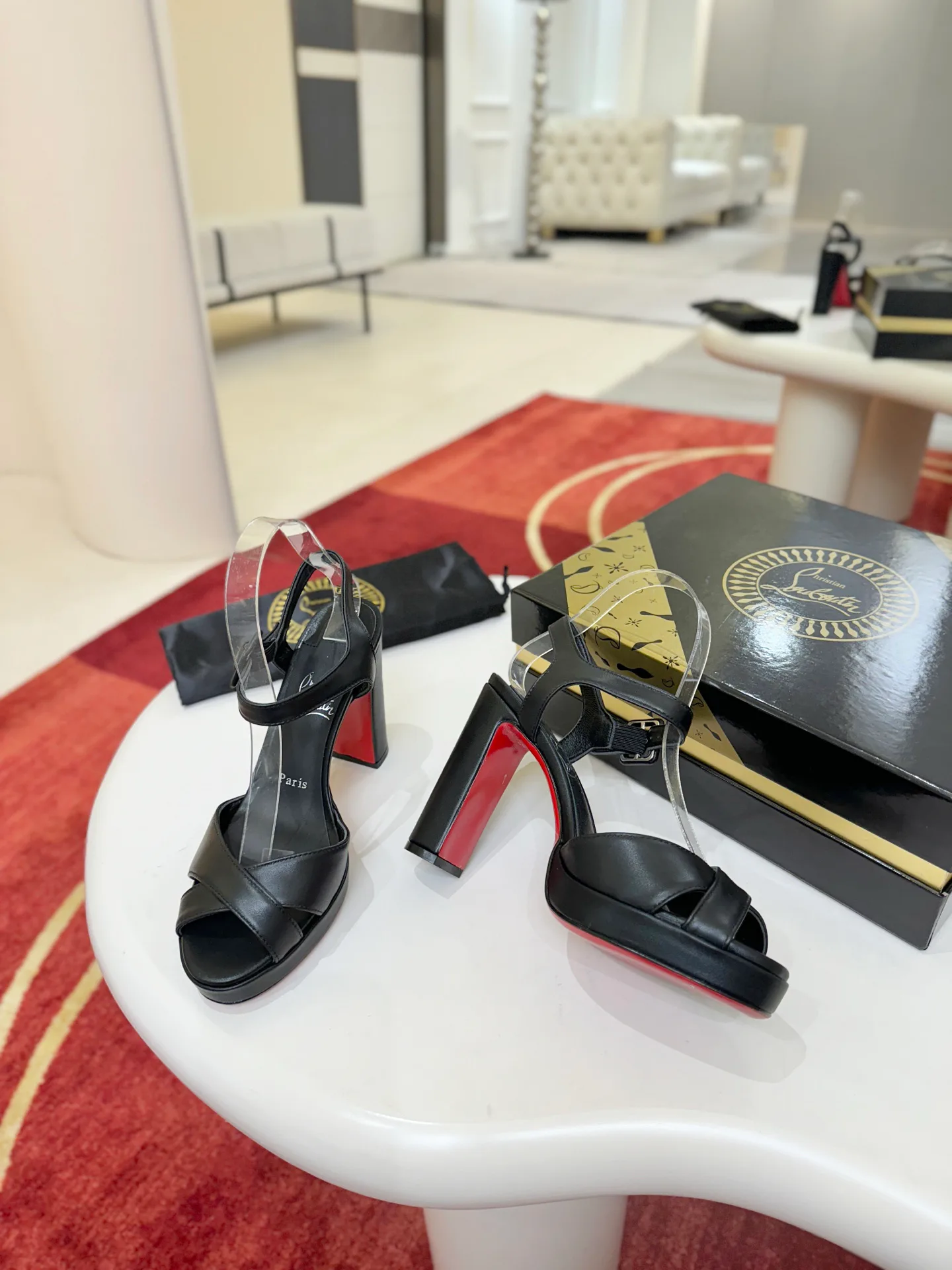 Босоножки Женские Christian Louboutin 18821531
