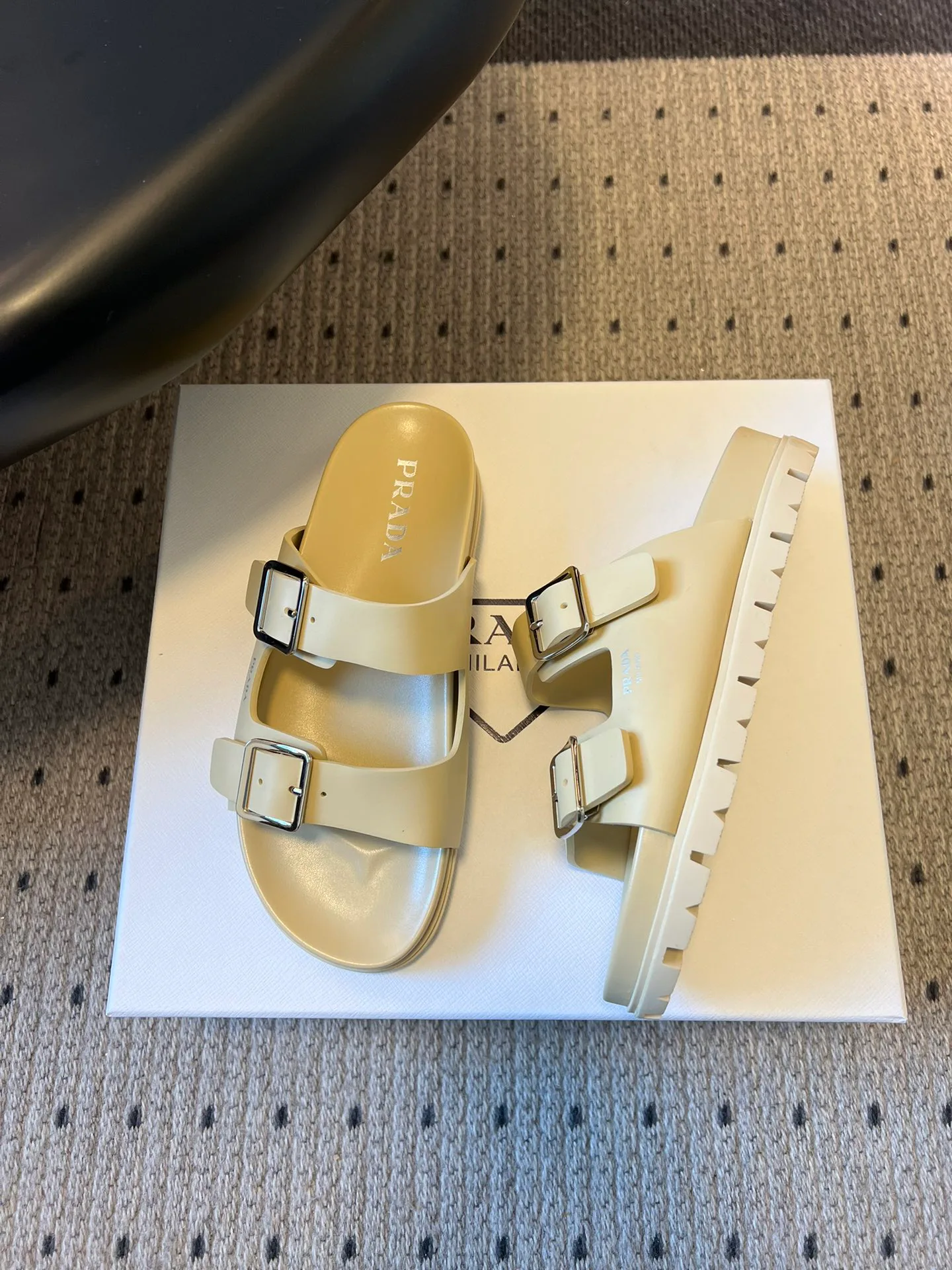 Шлепанцы Женские Prada 10660079
