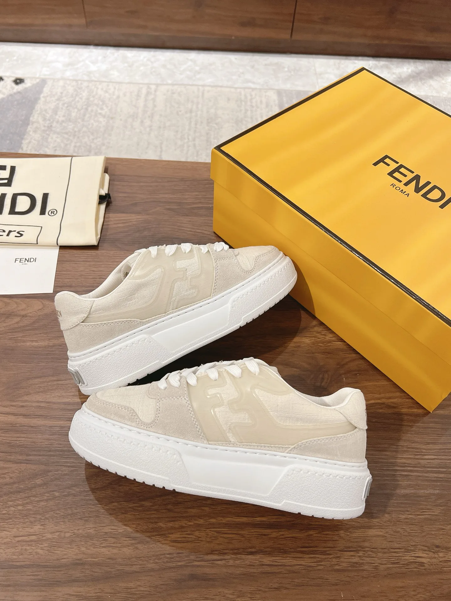 Кроссовки Женские Fendi 18219637