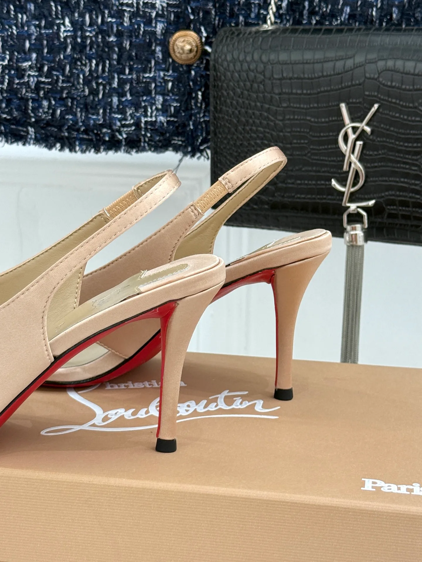 Босоножки Женские Christian Louboutin 18549071