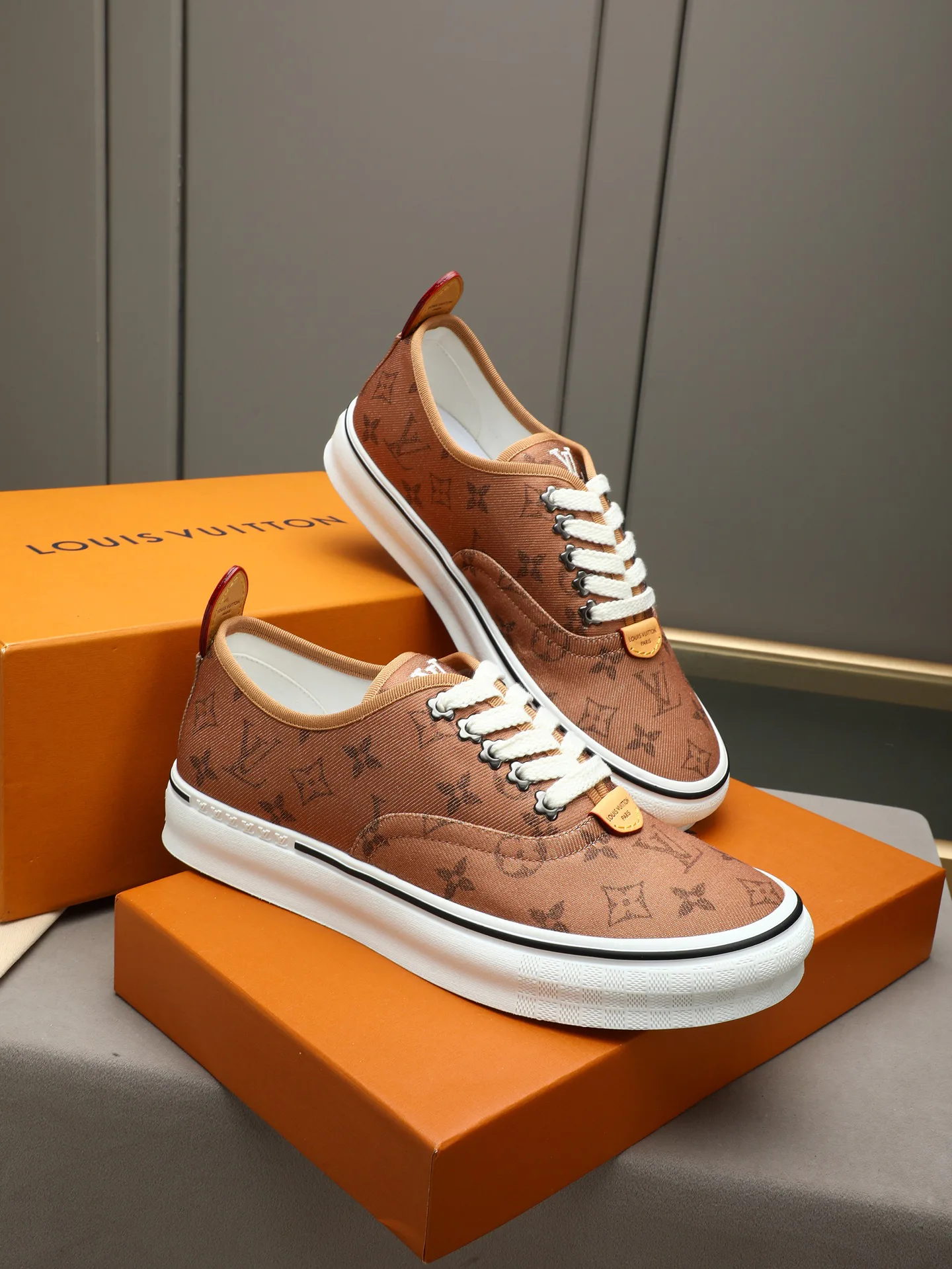 Кроссовки Женские Louis Vuitton 17947260