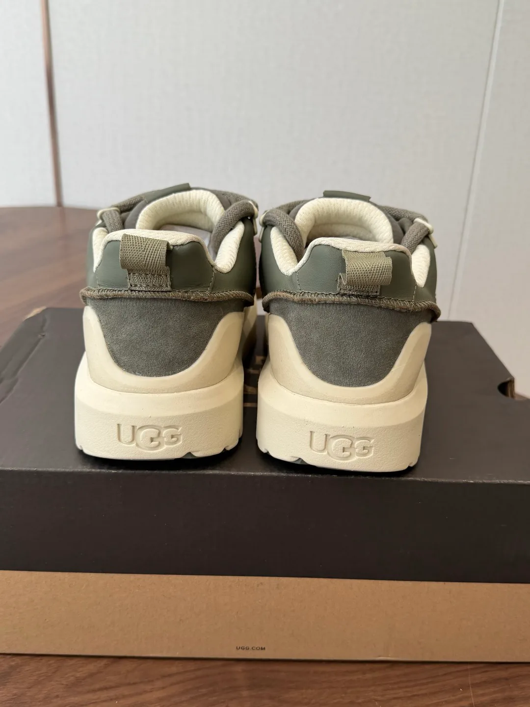 Кроссовки Женские Ugg 18796507