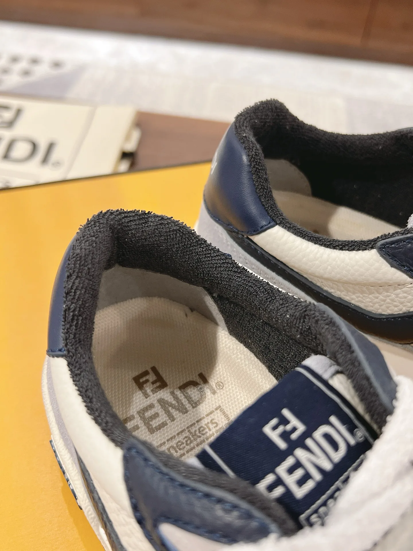 Кроссовки Женские Fendi 18219600