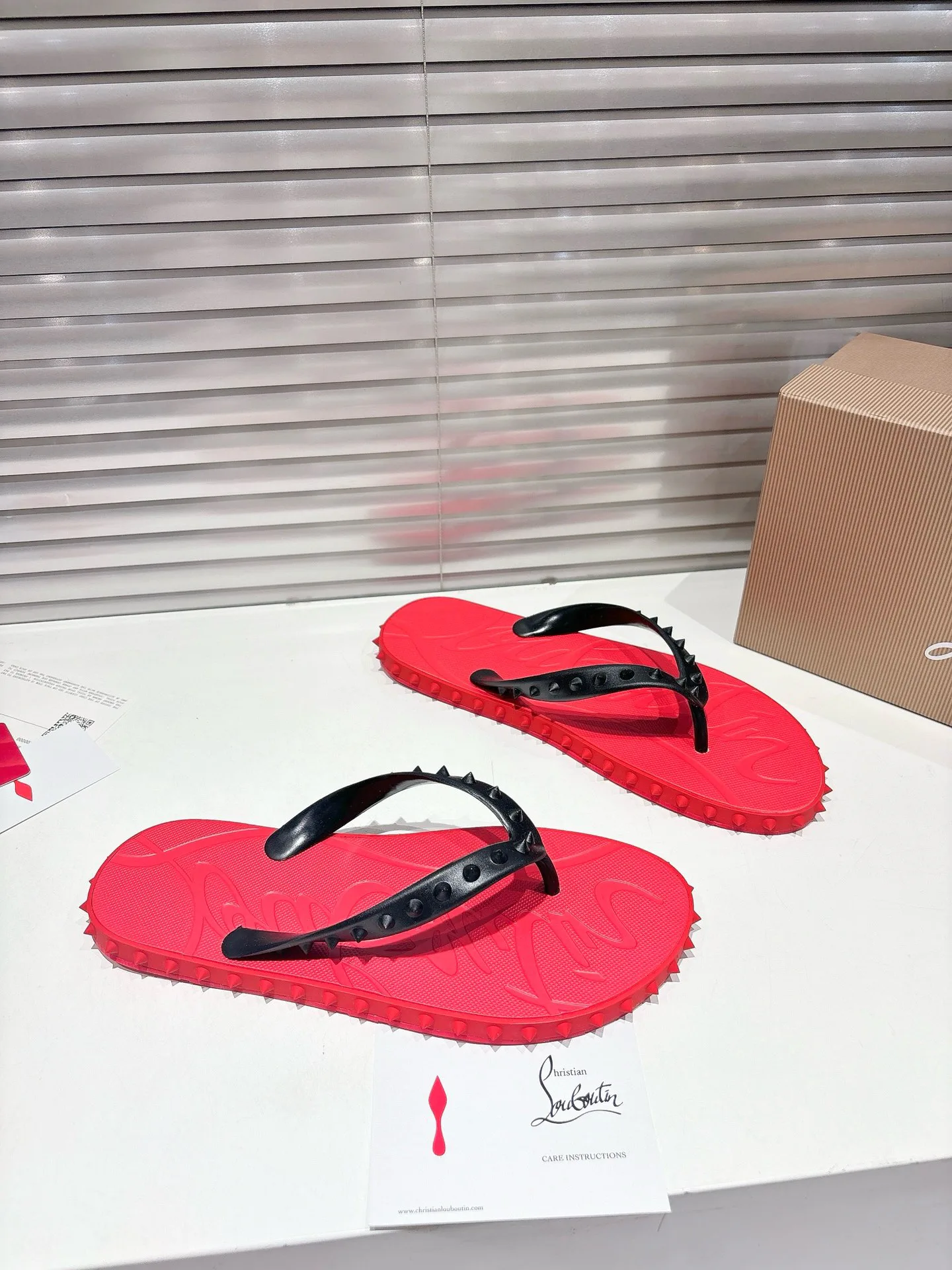 Шлепанцы Женские Christian Louboutin 17604585