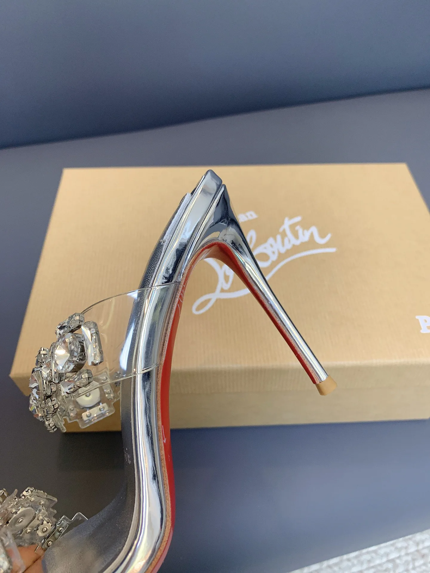 Босоножки Женские Christian Louboutin 17656592