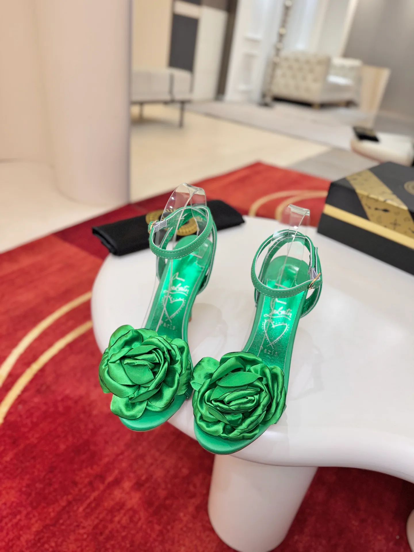 Босоножки Женские Christian Louboutin 18275835