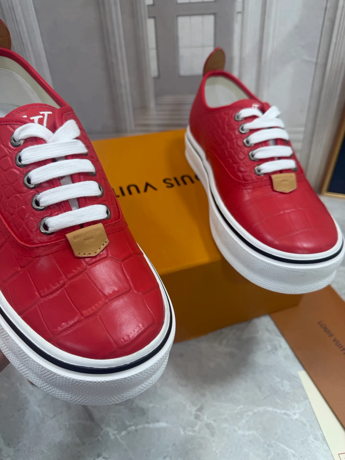 Кроссовки Женские Louis Vuitton 18190054