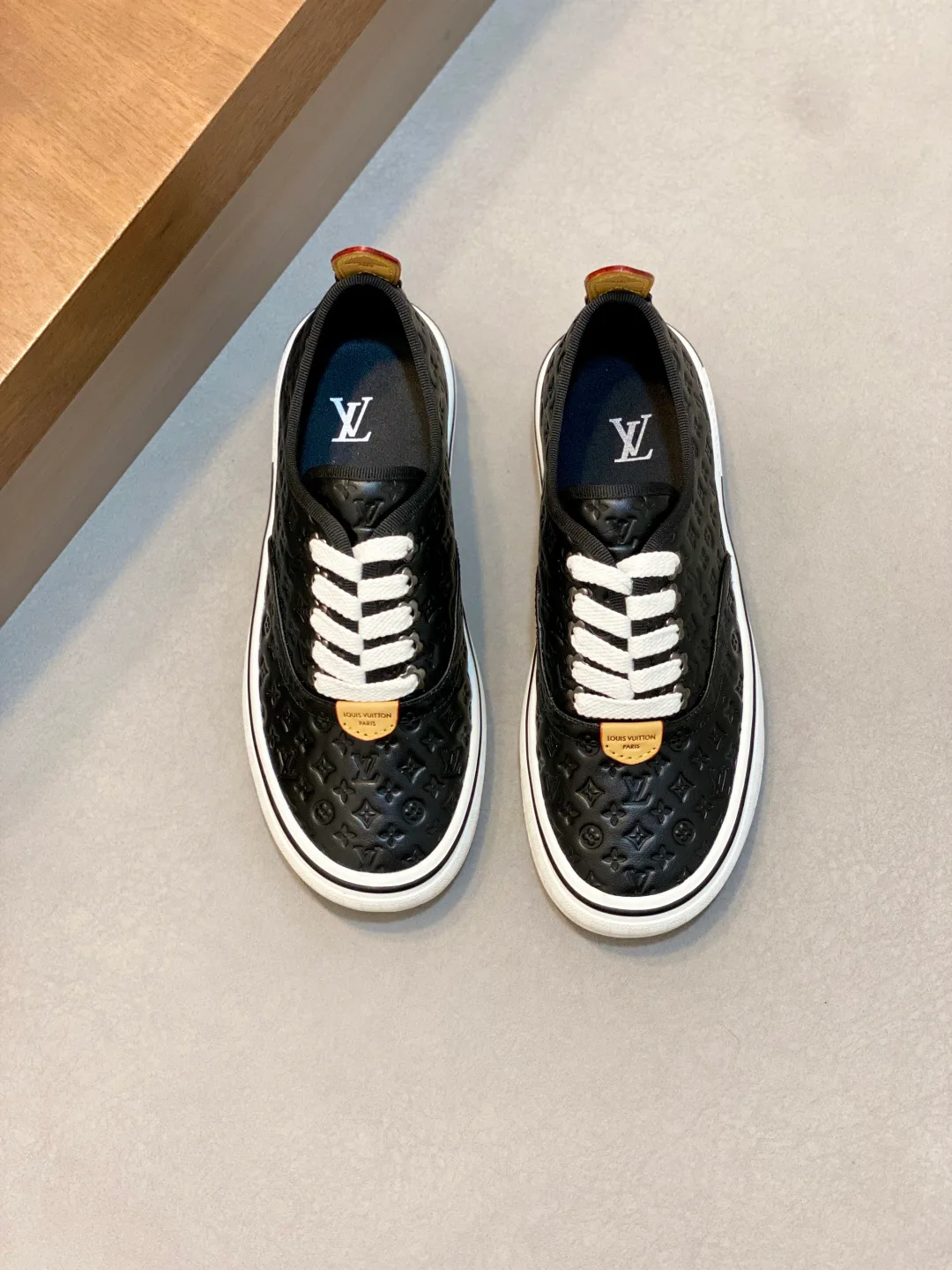 Кроссовки Мужские Louis Vuitton 18762350