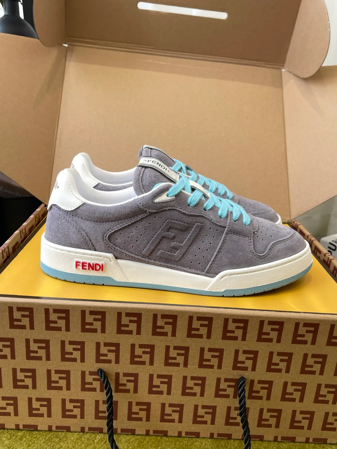 Кроссовки Женские Fendi 18737571