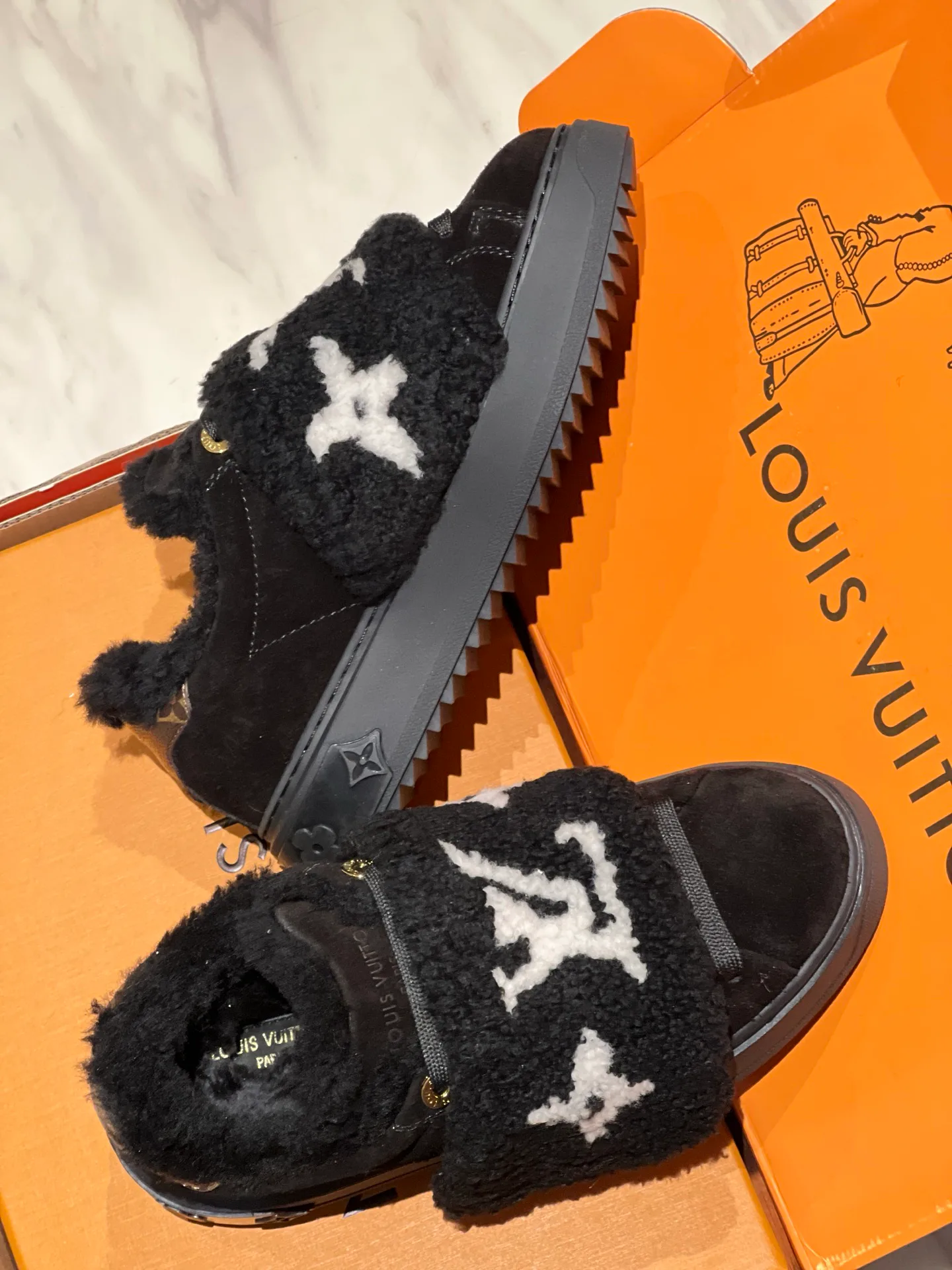 Кроссовки Женские Louis Vuitton 18998310