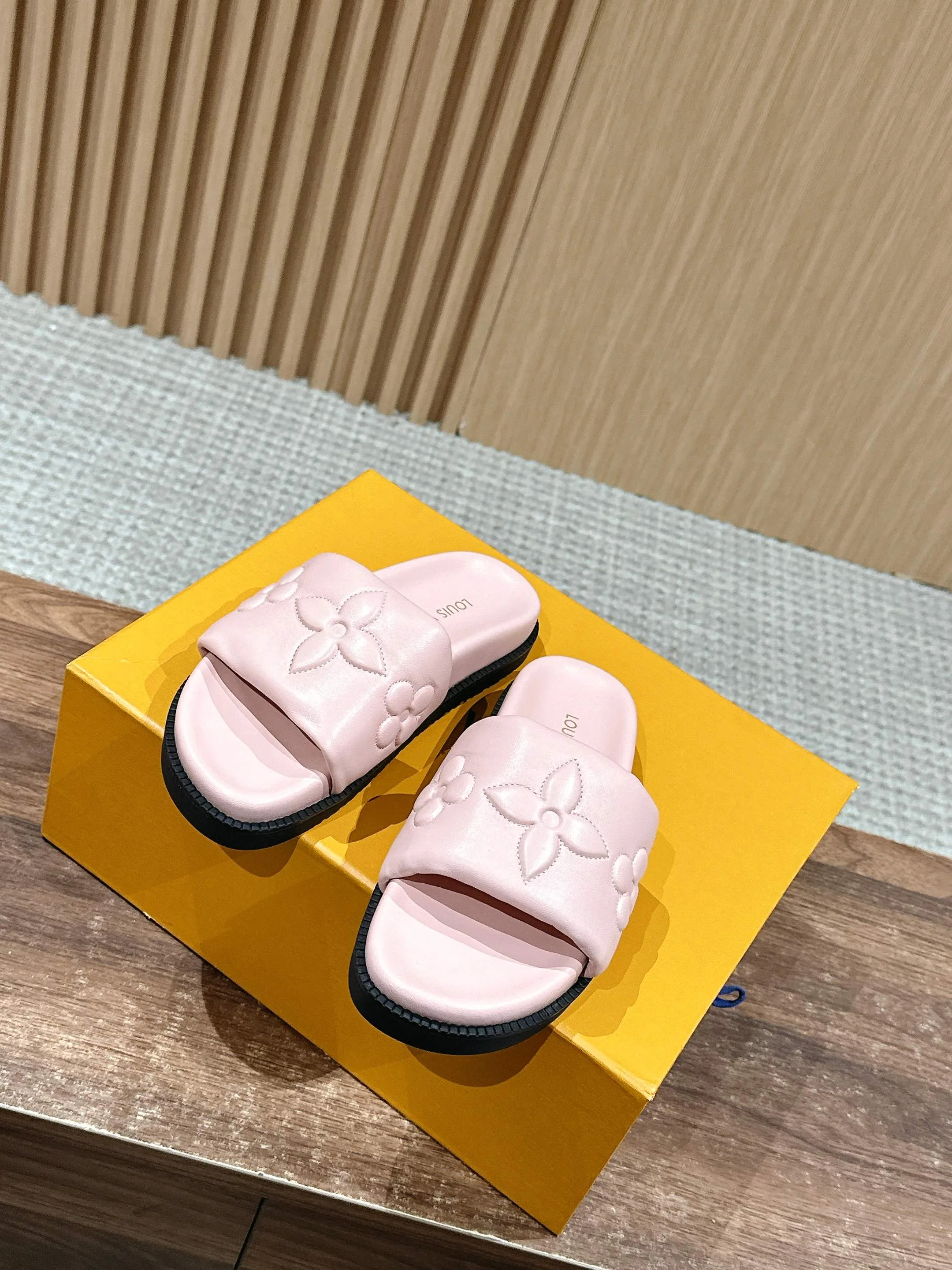 Шлепанцы Женские Louis Vuitton 29907