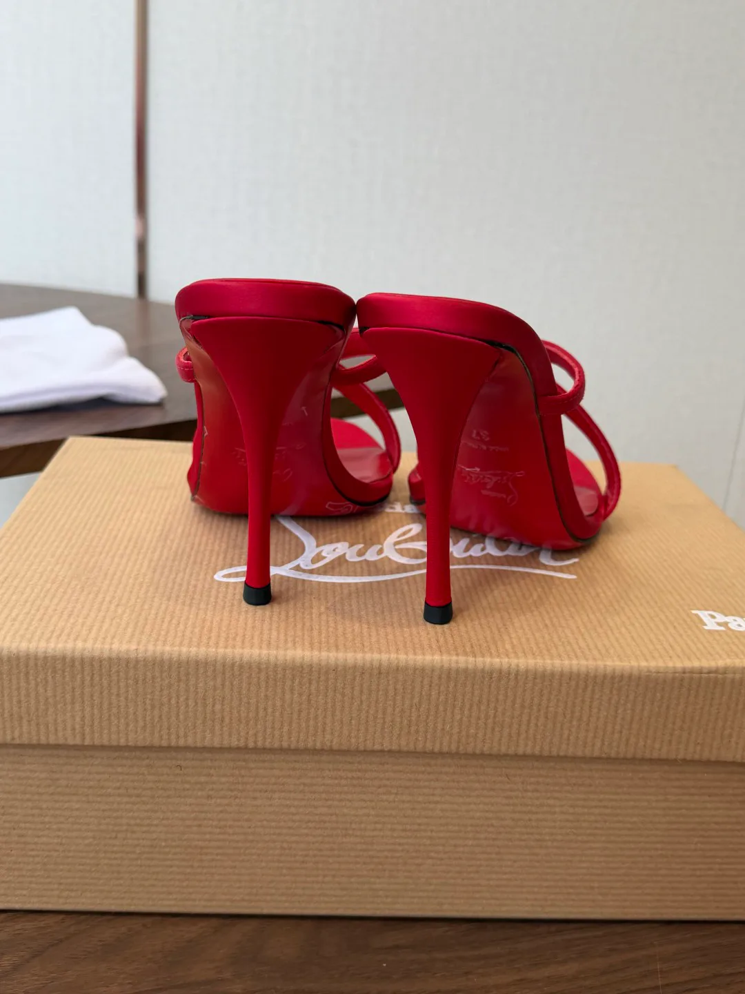 Босоножки Женские Christian Louboutin 18183100