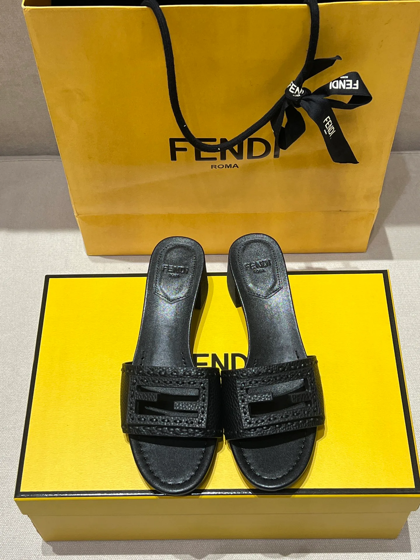 Шлепанцы Женские Fendi 17594299