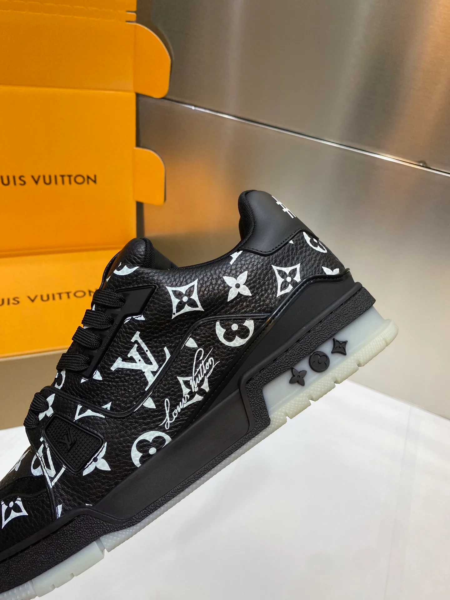 Кроссовки Женские Louis Vuitton 17969035