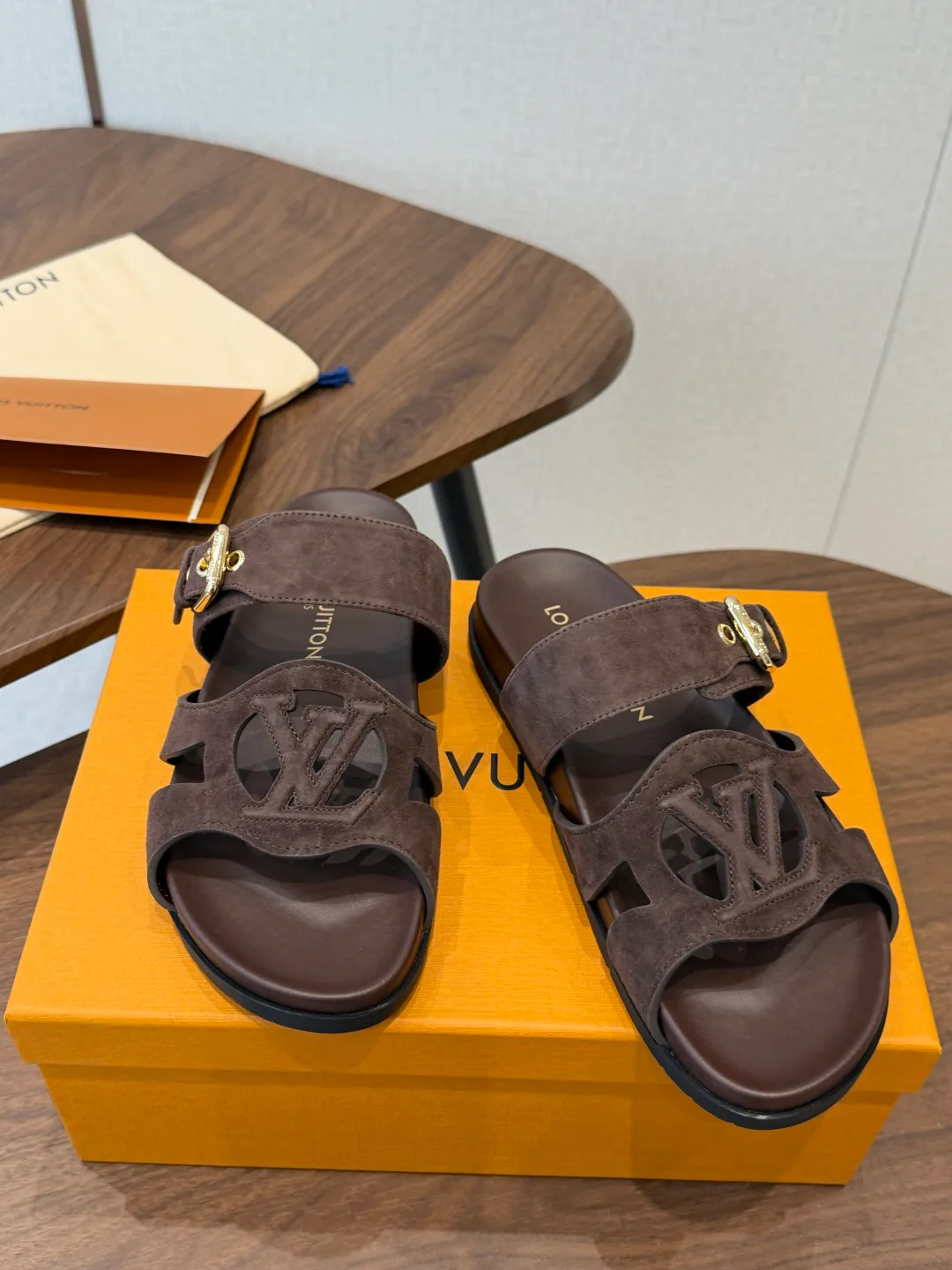 Шлепанцы Женские Louis Vuitton 18687522