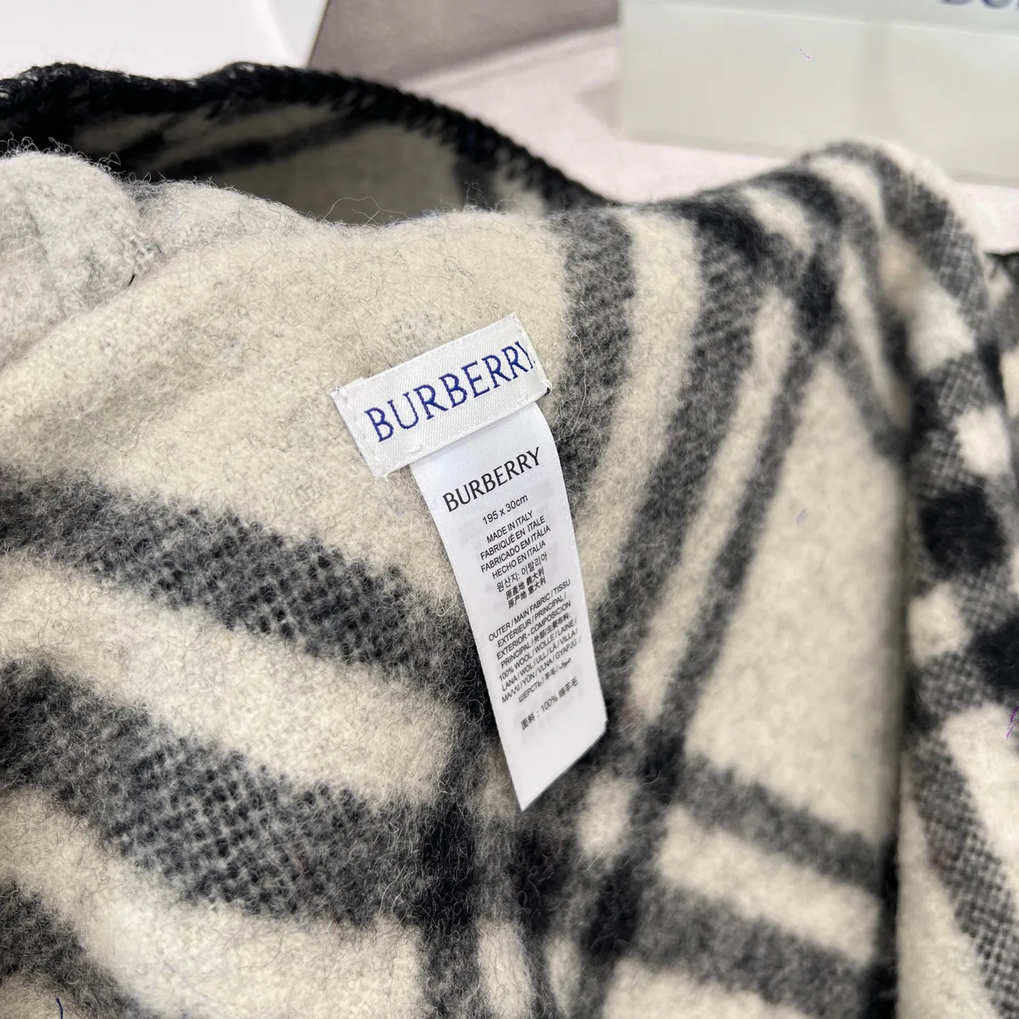 Шарфы Burberry 17945333