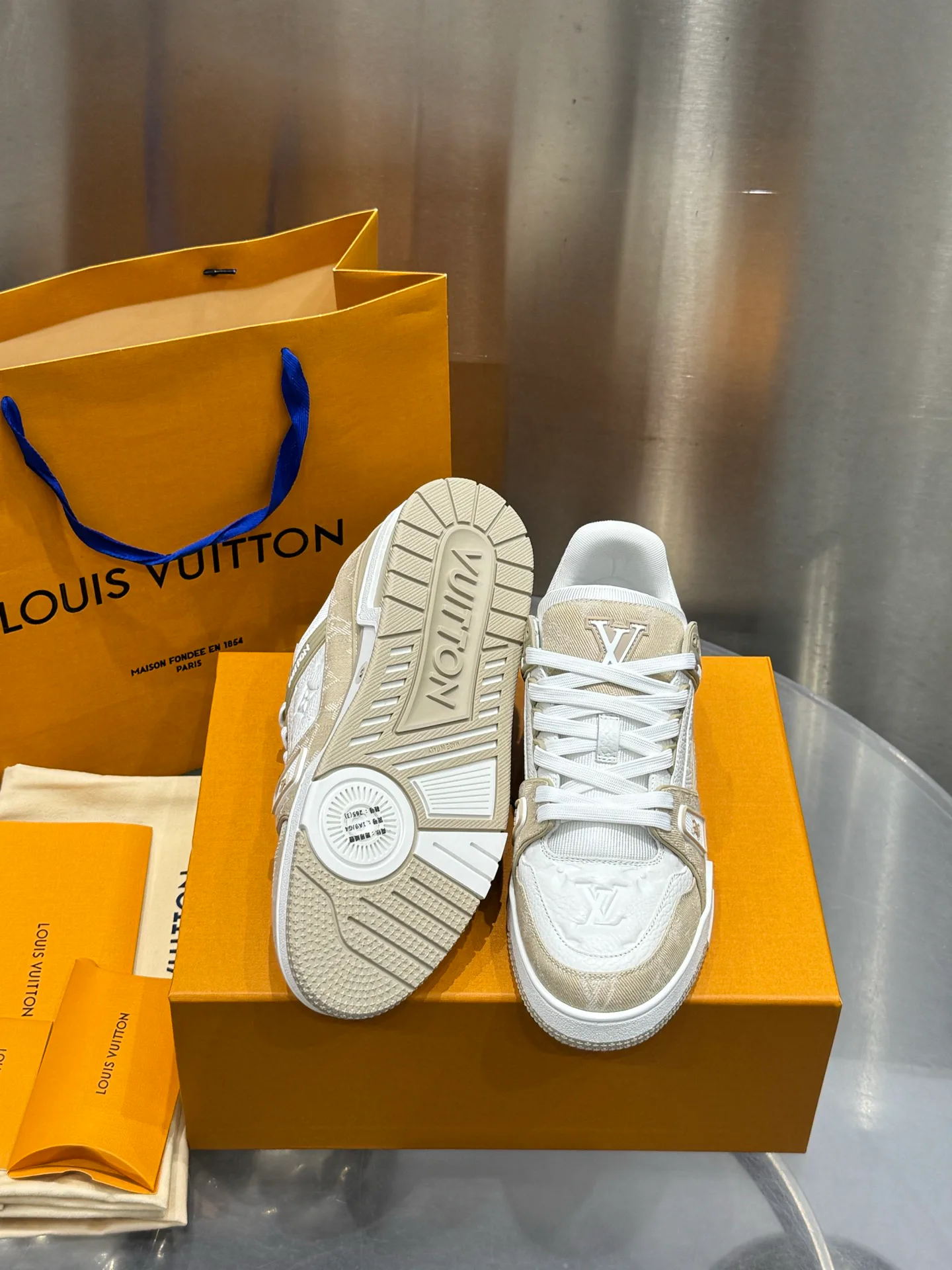 Кроссовки Женские Louis Vuitton 19073344
