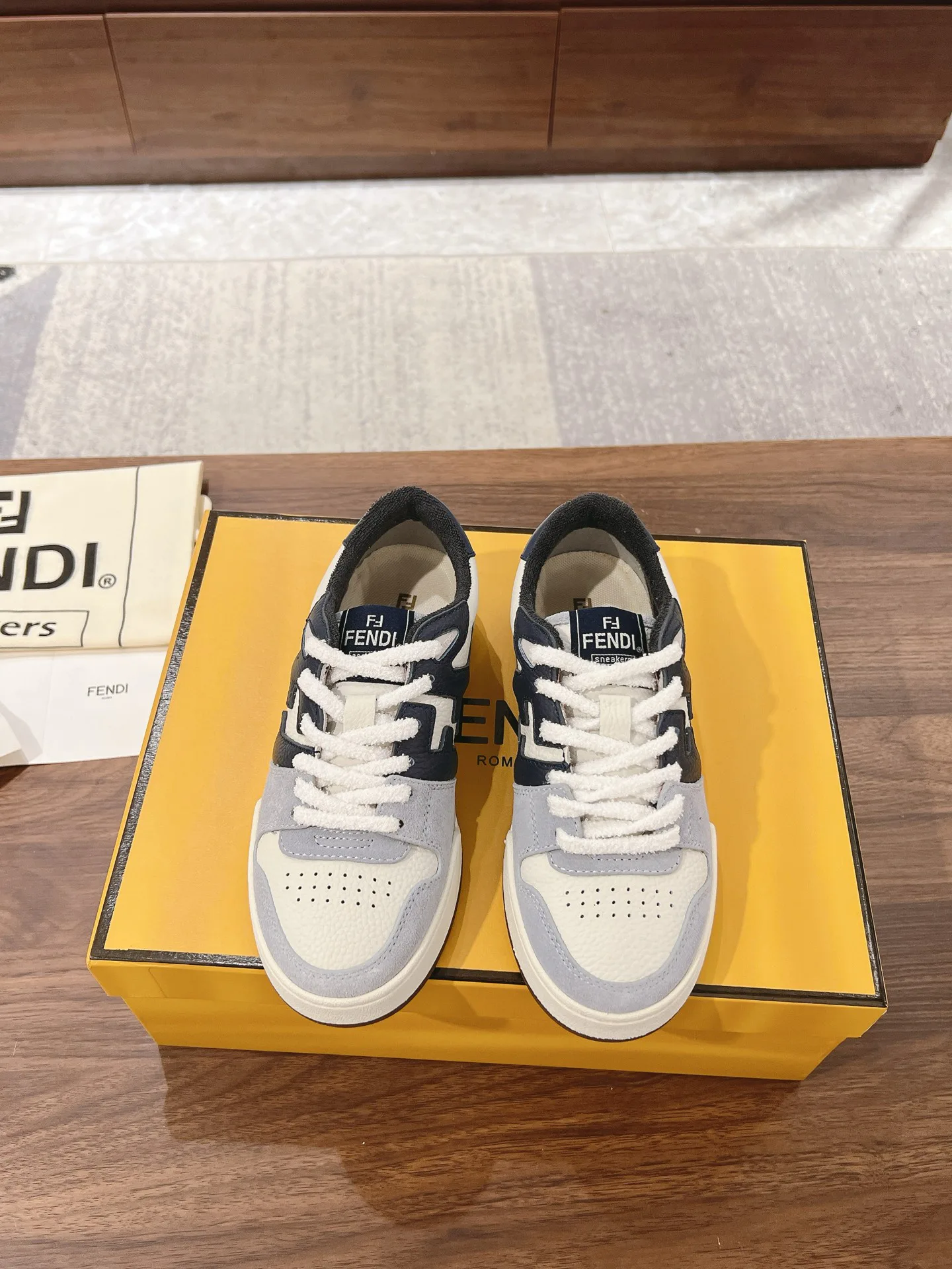 Кроссовки Женские Fendi 18219600