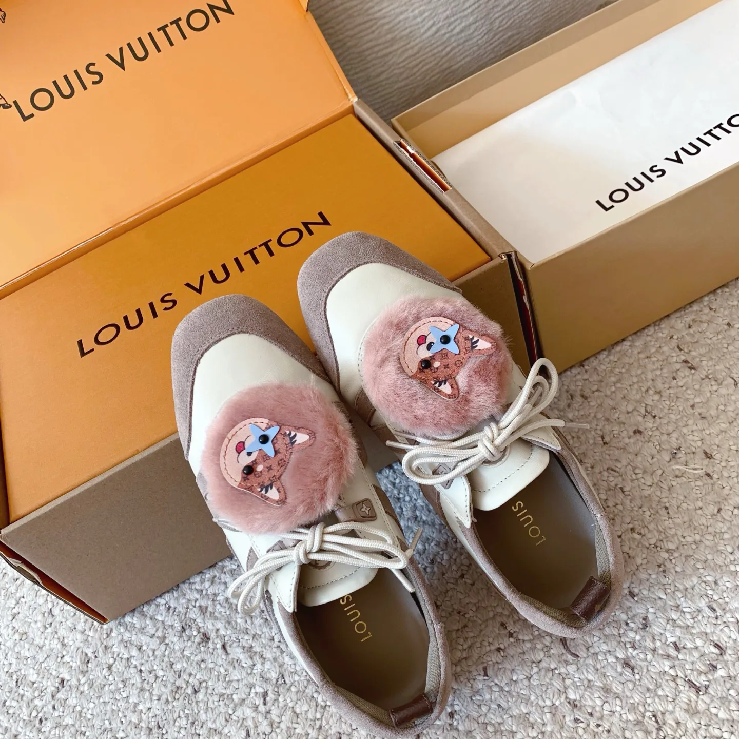 Кроссовки Женские Louis Vuitton 18375805