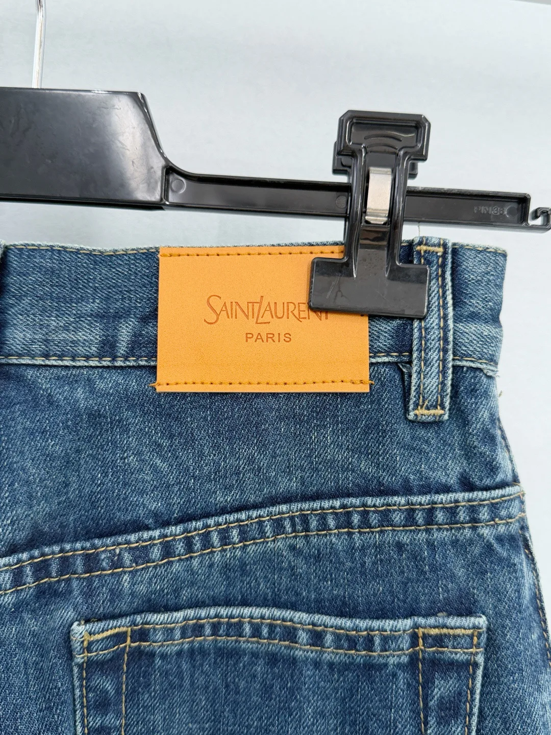 Джинсы Женские Saint Laurent 10433203