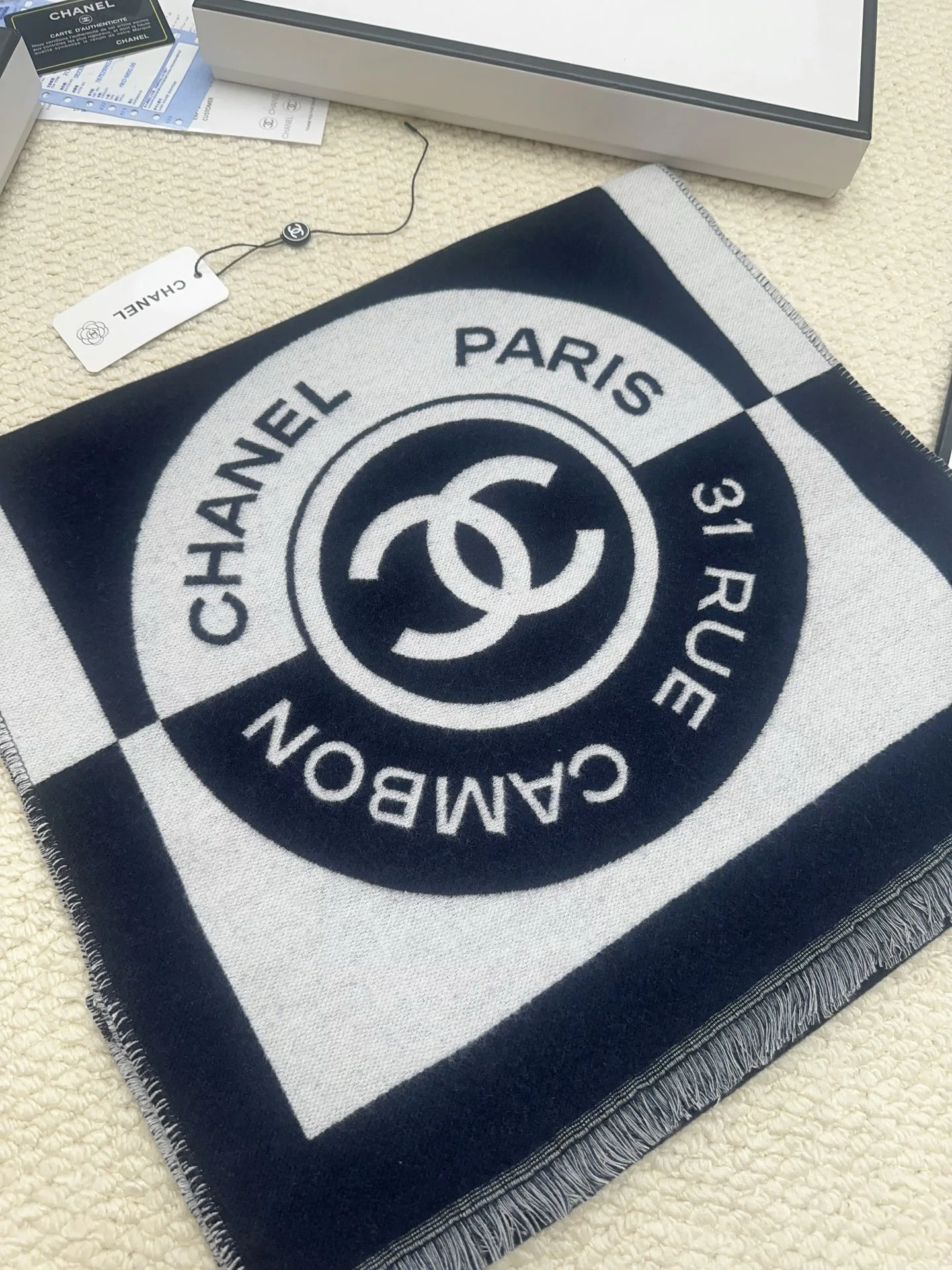 Шарфы Chanel 18627350