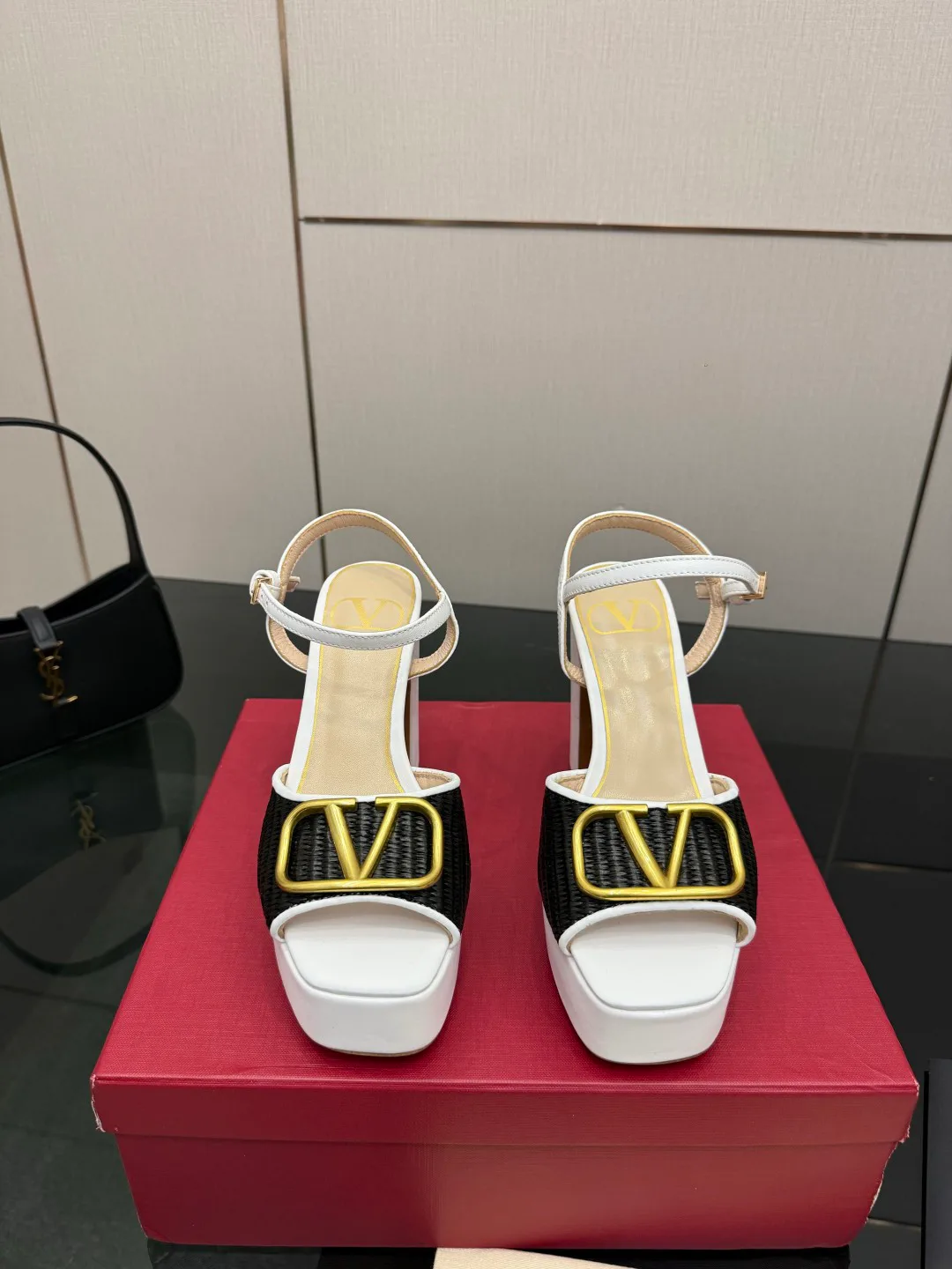 Босоножки Женские Valentino 13241316