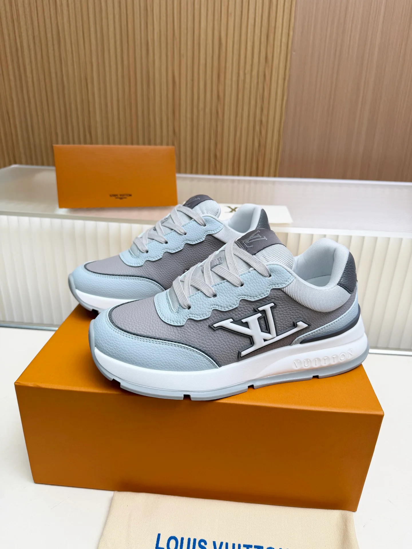 Кроссовки Женские Louis Vuitton 18212257