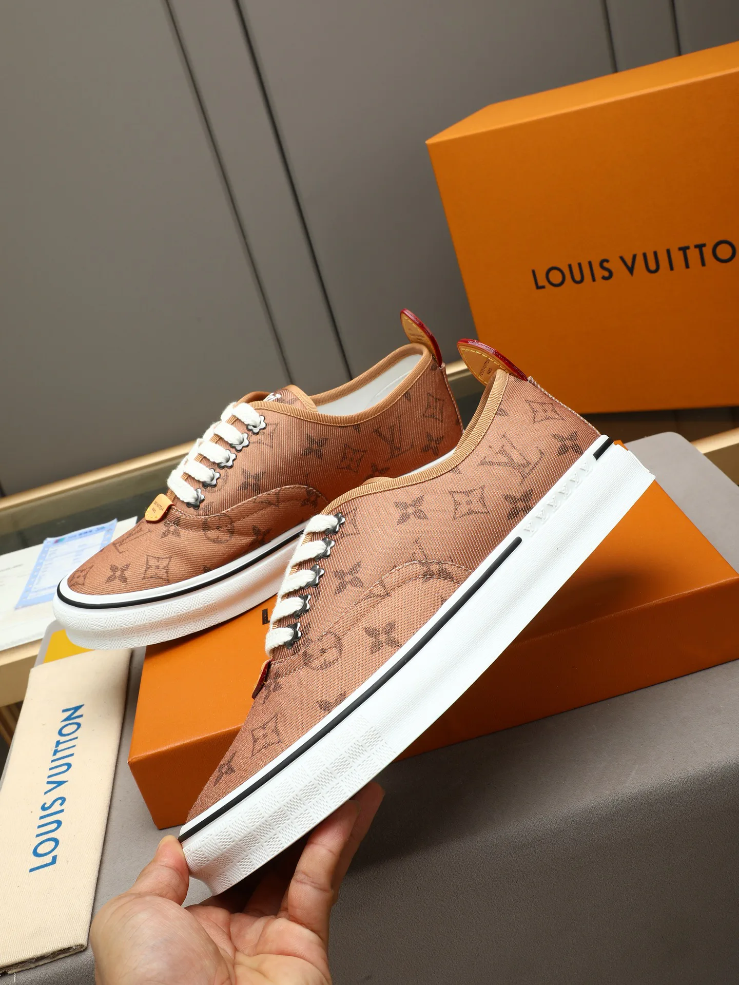 Кроссовки Женские Louis Vuitton 17947260