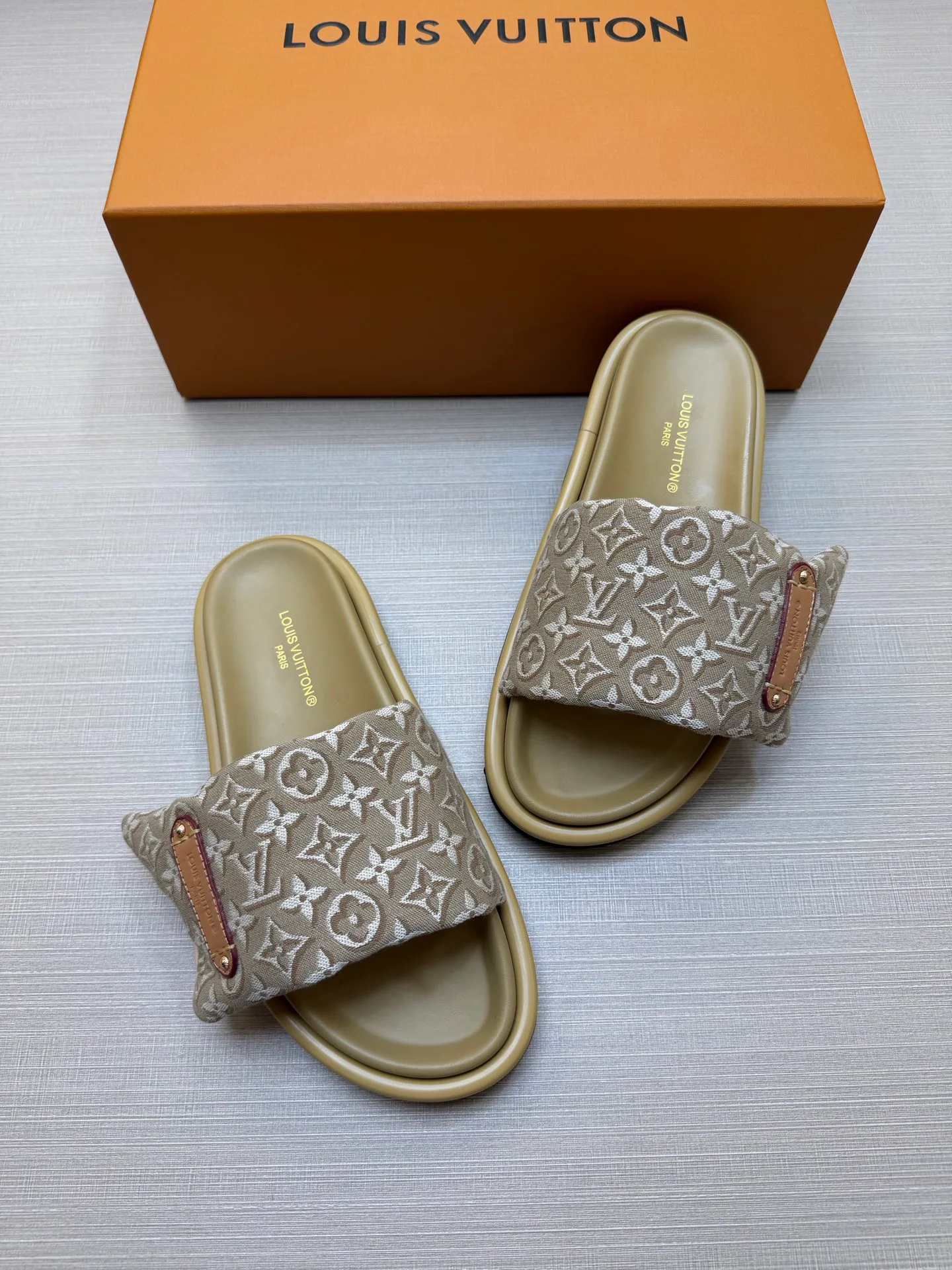 Шлепанцы Женские Louis Vuitton 18011825