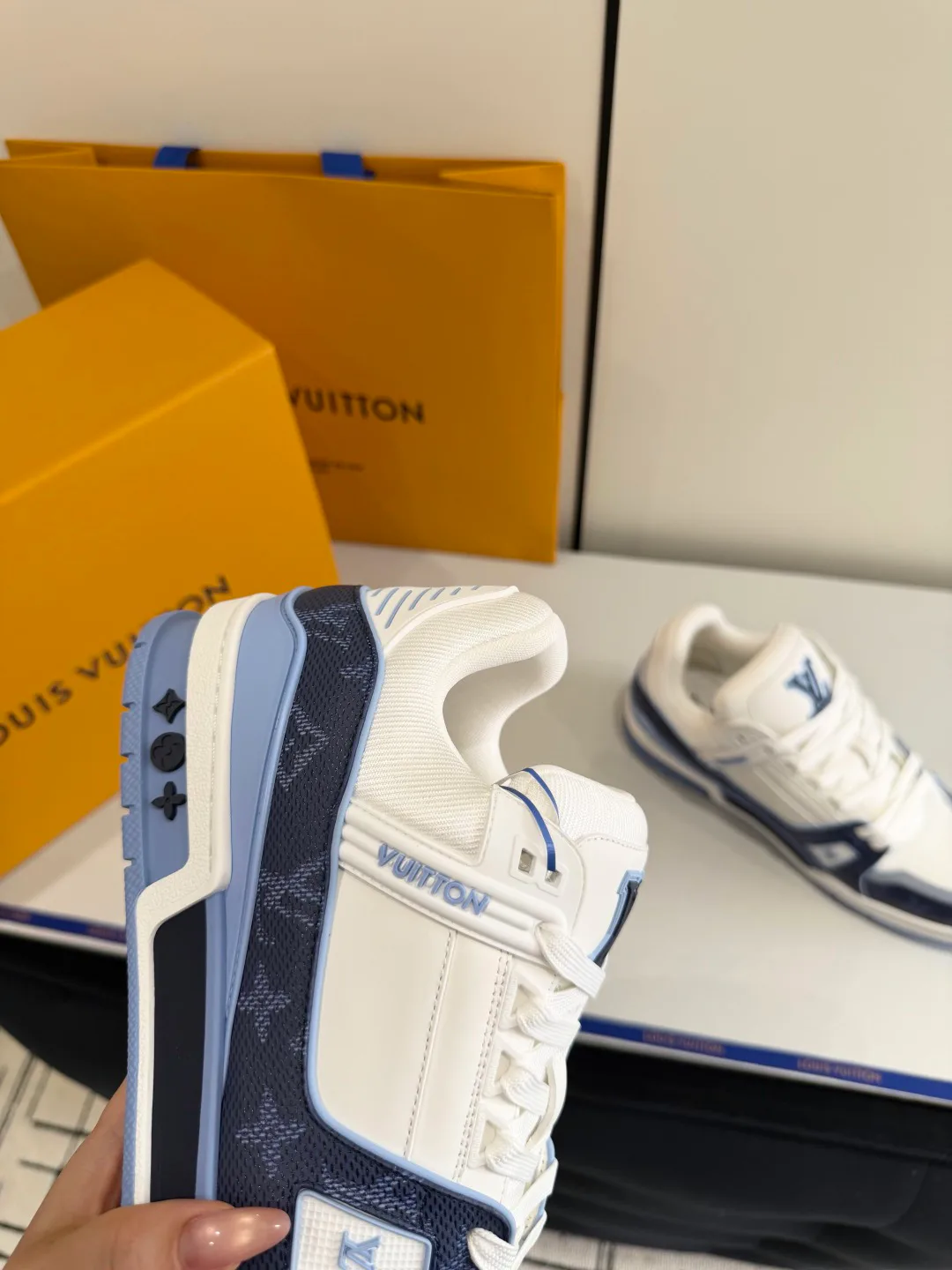 Кроссовки Женские Louis Vuitton 12370892